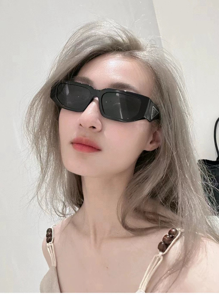   普拉达 小框太阳镜墨镜经典的方框设计，不挑脸型，无论搭配大衣还是连衣裙都非常显气质 预防紫外线  型