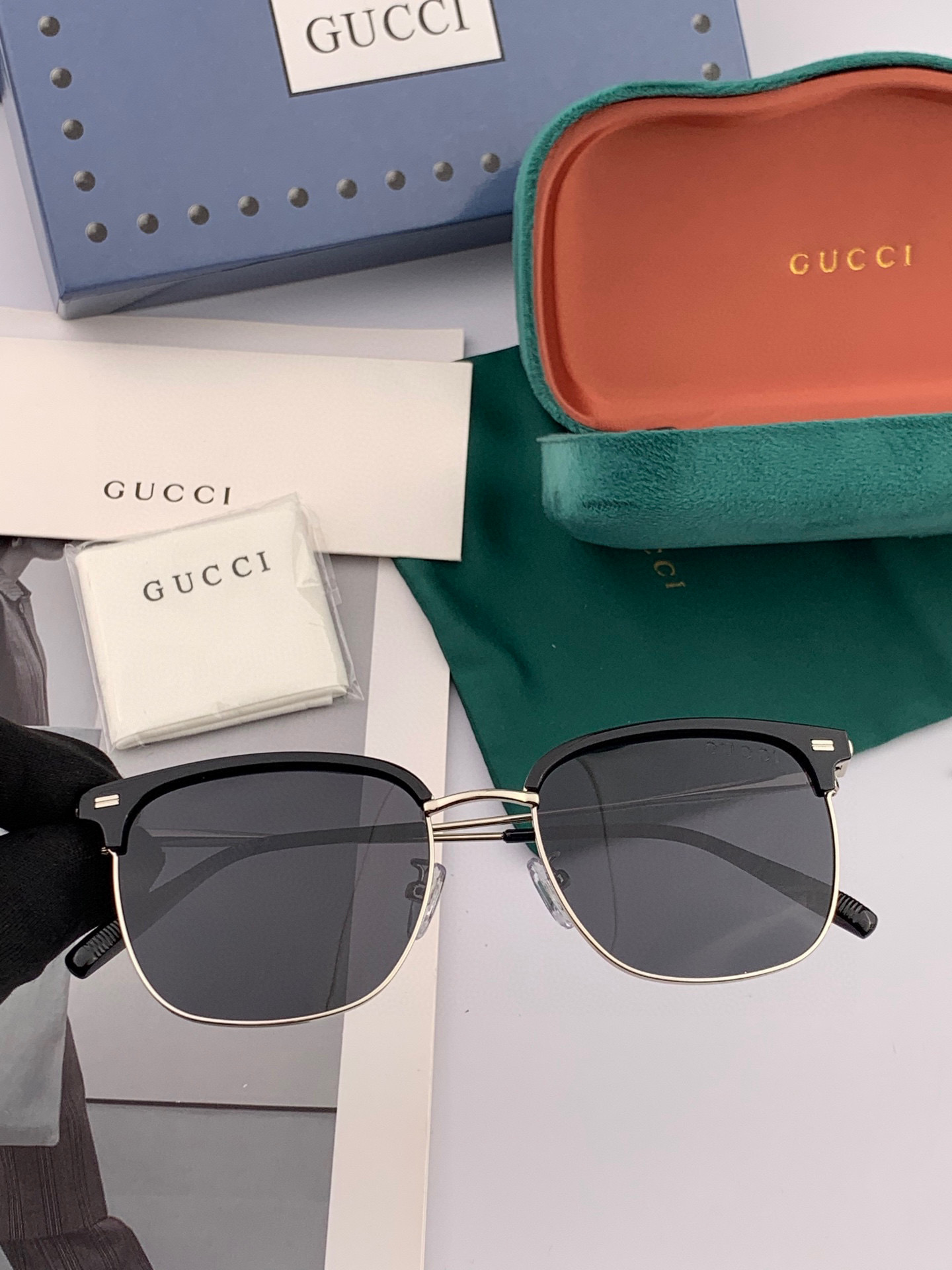   Gucci 。  高品质男女款墨镜   👍 进口宝丽来偏光镜片  。蛤蟆镜 开车钓鱼都可 。百搭显瘦