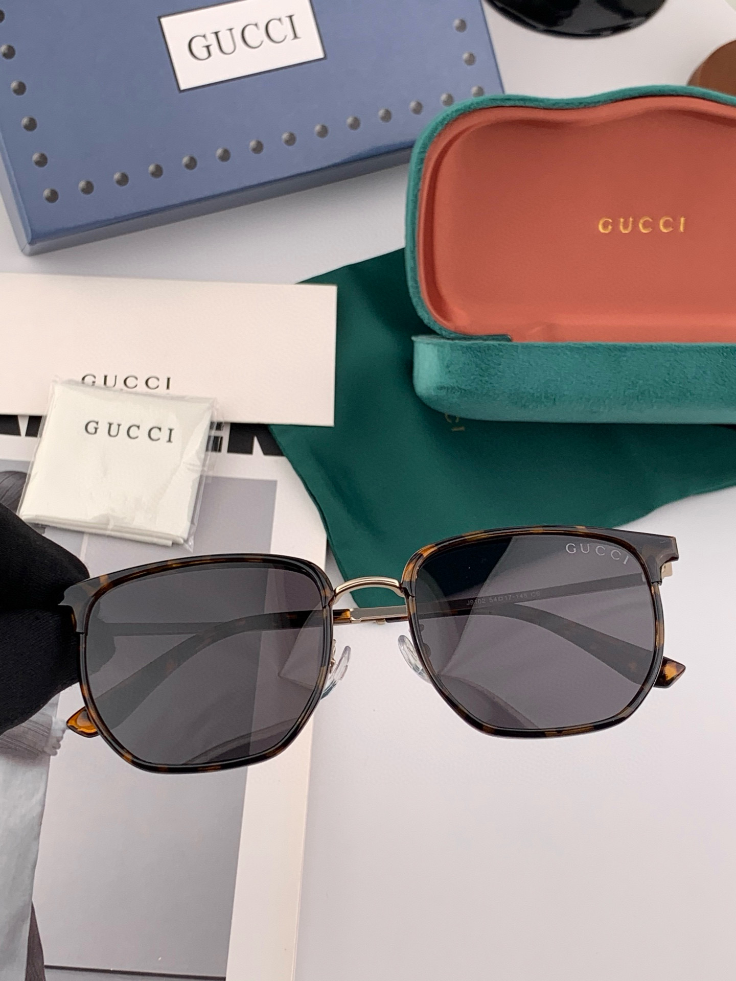   Gucci 。  高品质男女款墨镜   👍 进口宝丽来偏光镜片  。蛤蟆镜 开车钓鱼都可 。百搭显瘦