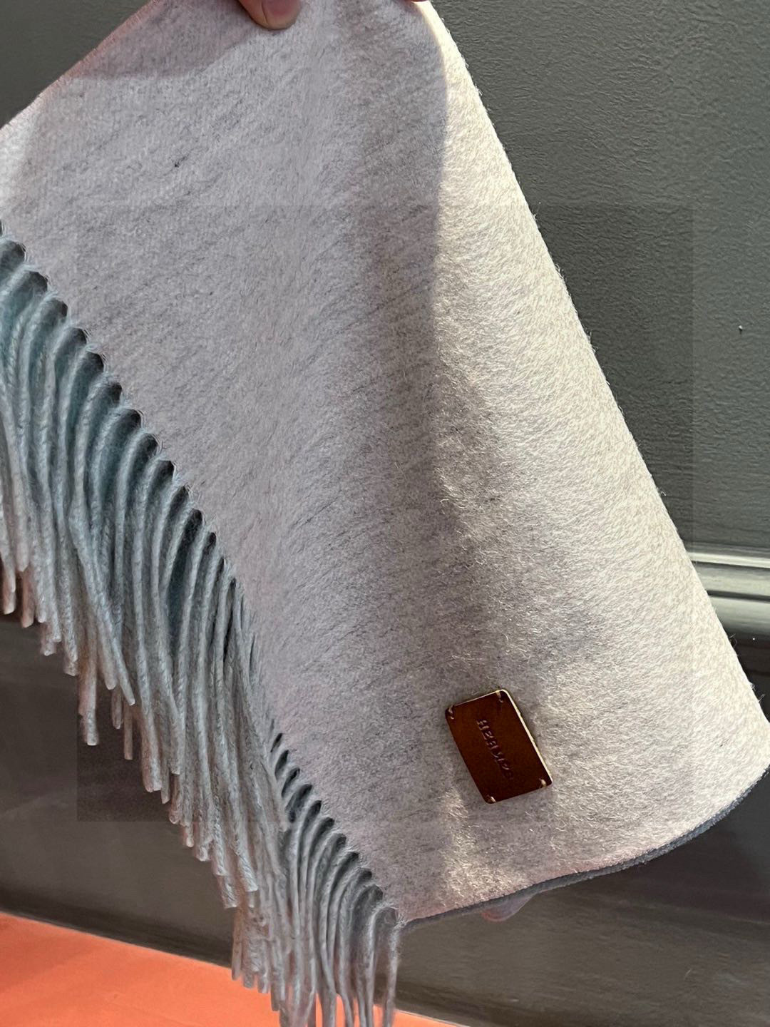 Elegant Two-Tone Gradient Cashmere Scarf with Fringe - 32 x 190 cm 10 i1751639116657 8520 0 8