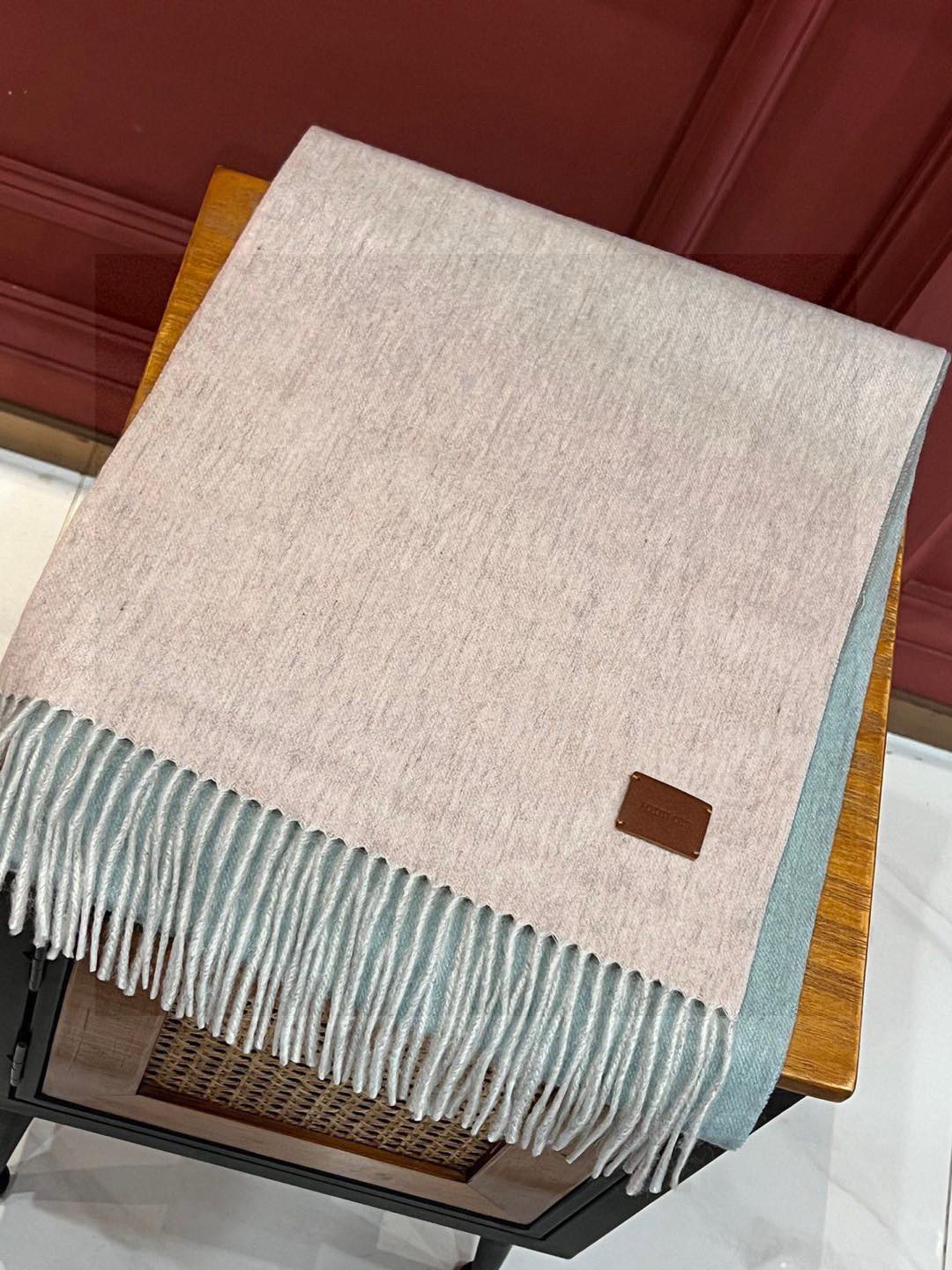 Elegant Two-Tone Gradient Cashmere Scarf with Fringe - 32 x 190 cm 7 i1751639121119 7524 0 5