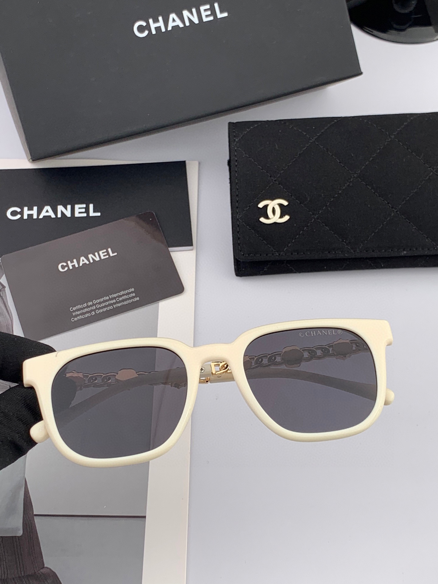    新品CHANEL 香奈儿太阳镜以独特魅力和前卫风格诠释春夏最新眼镜，质感超好佩带舒适 型号：CH5