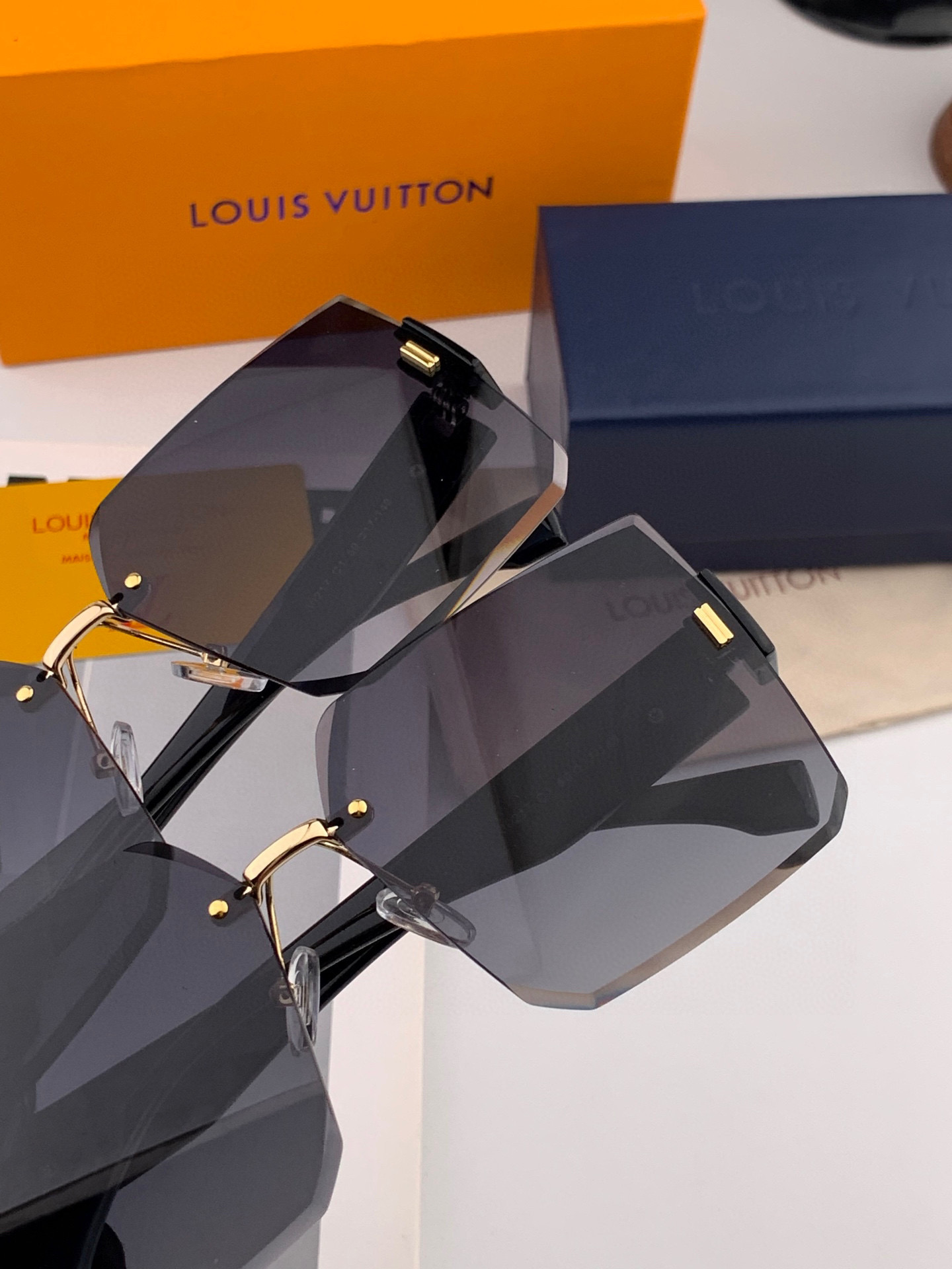  LV  2025开春新款  潮流爆款 时尚方框太阳镜 高品质 佩戴舒适 网红潮款墨镜 型号L50217