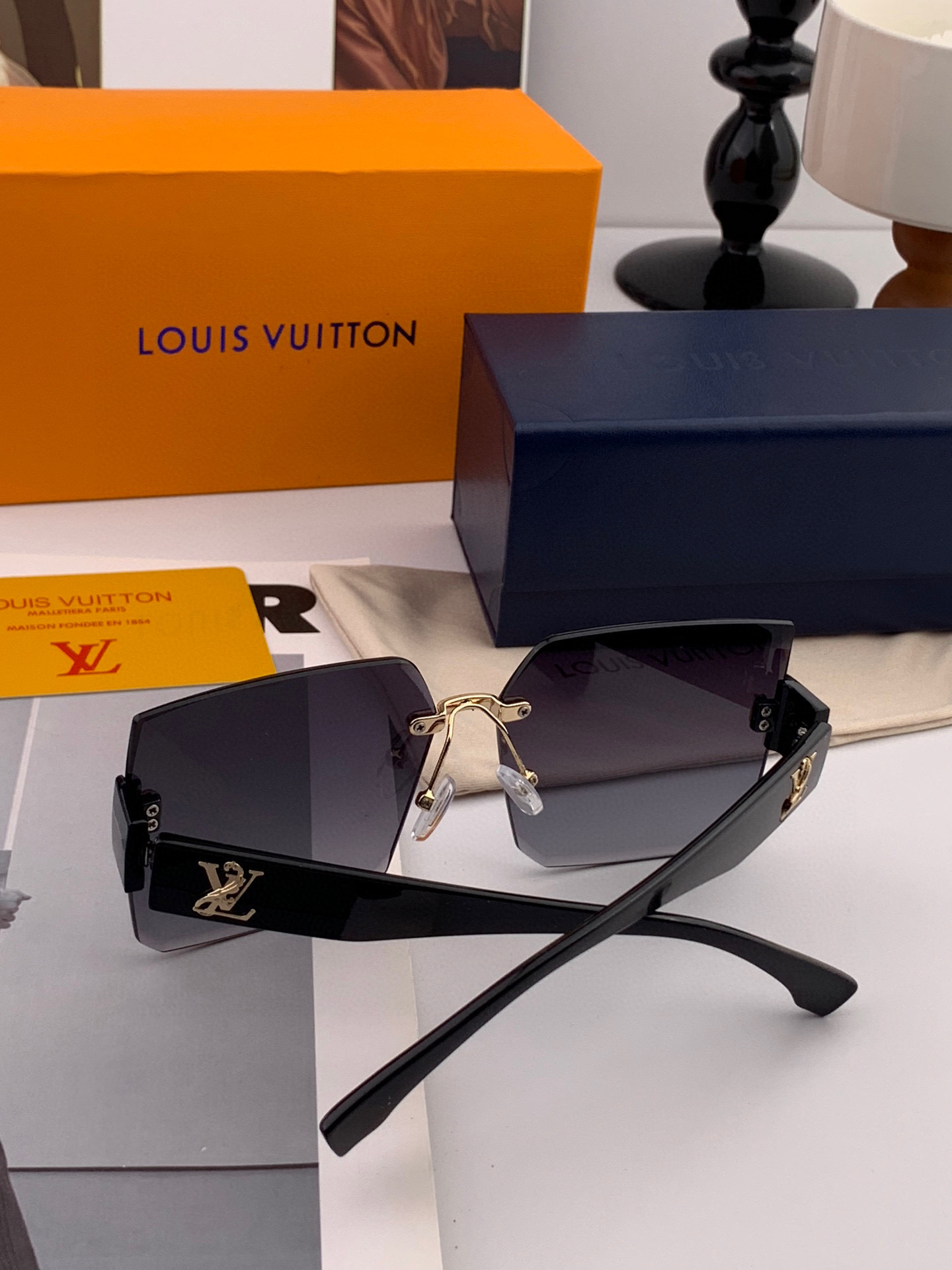  LV  2025开春新款  潮流爆款 时尚方框太阳镜 高品质 佩戴舒适 网红潮款墨镜 型号L50217