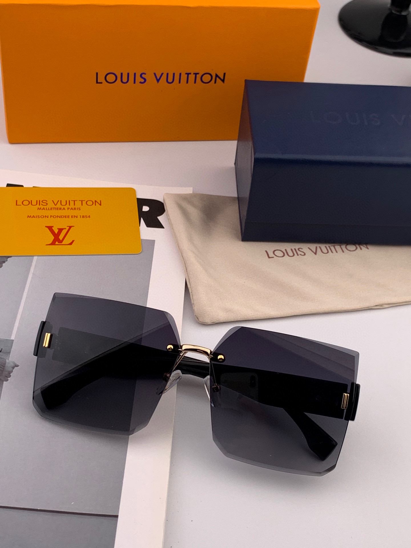  LV  2025开春新款  潮流爆款 时尚方框太阳镜 高品质 佩戴舒适 网红潮款墨镜 型号L50217