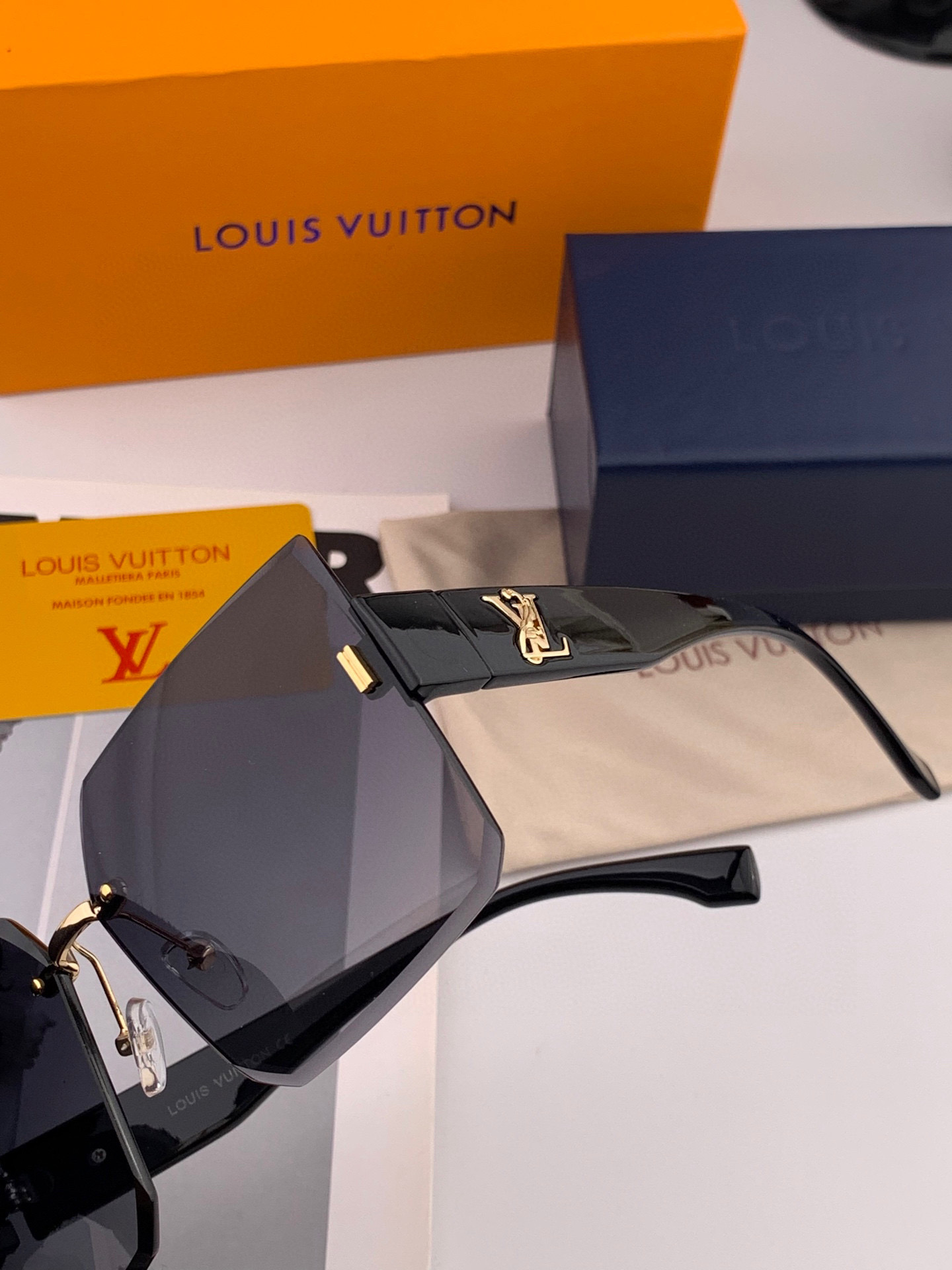  LV  2025开春新款  潮流爆款 时尚方框太阳镜 高品质 佩戴舒适 网红潮款墨镜 型号L50217