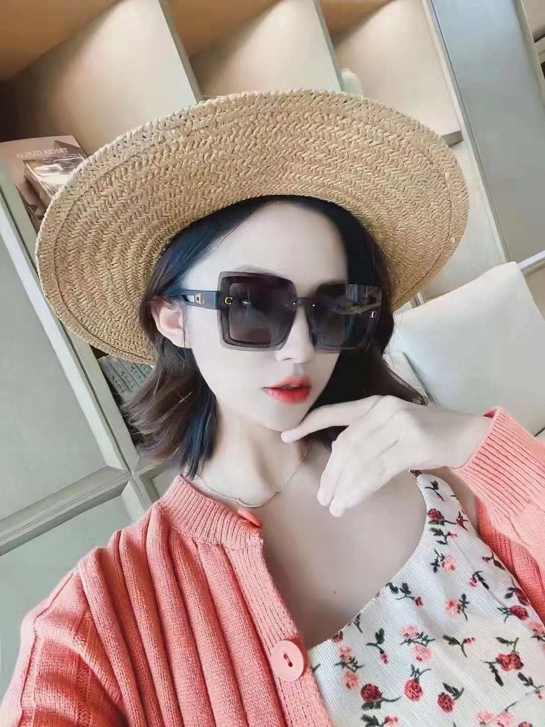   Dior2025新款偏光太阳镜 款式多 。经典的方框设计，不挑脸型，无论搭配大衣还是连衣裙都非常显气