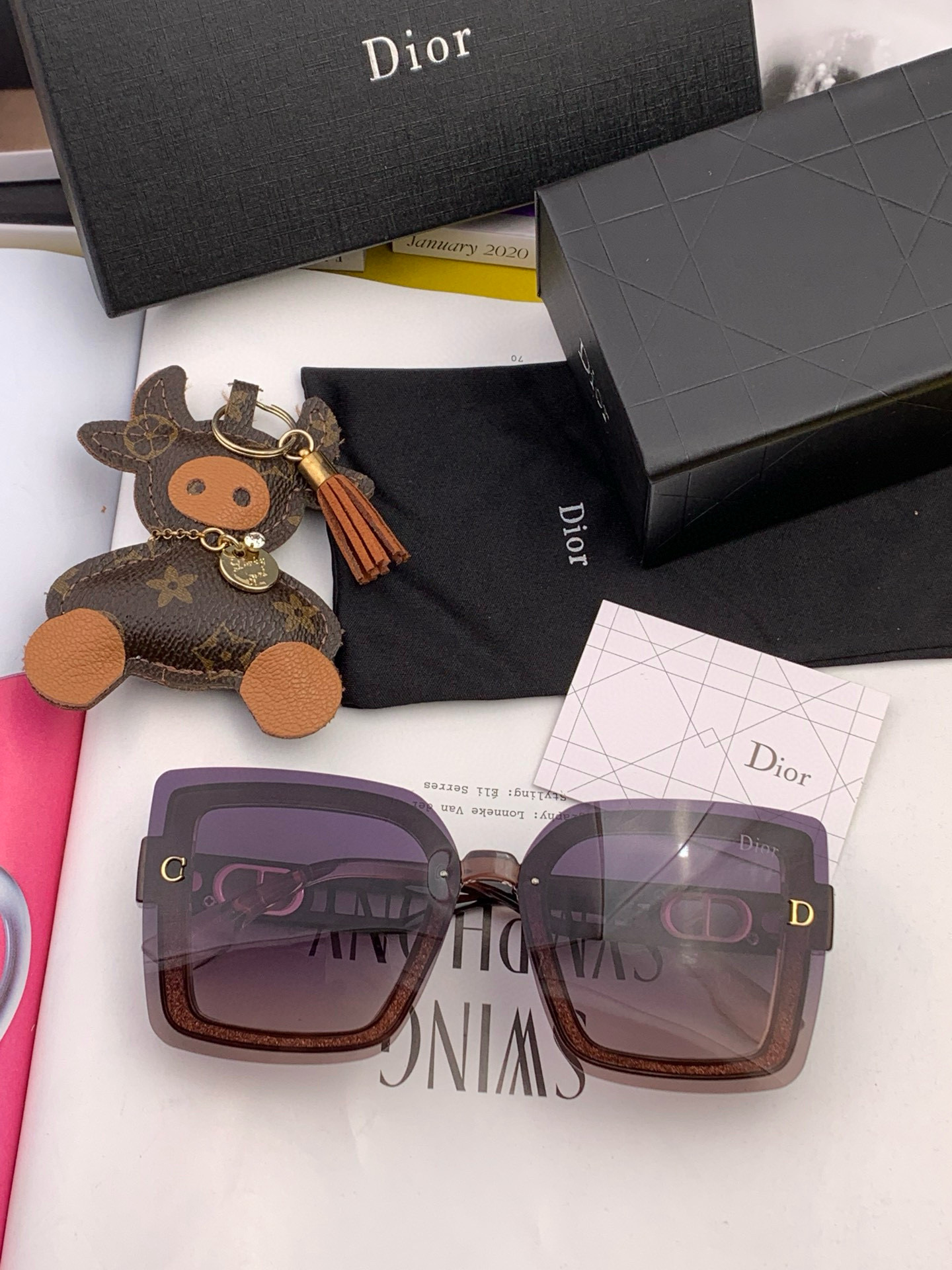   Dior2025新款偏光太阳镜 款式多 。经典的方框设计，不挑脸型，无论搭配大衣还是连衣裙都非常显气