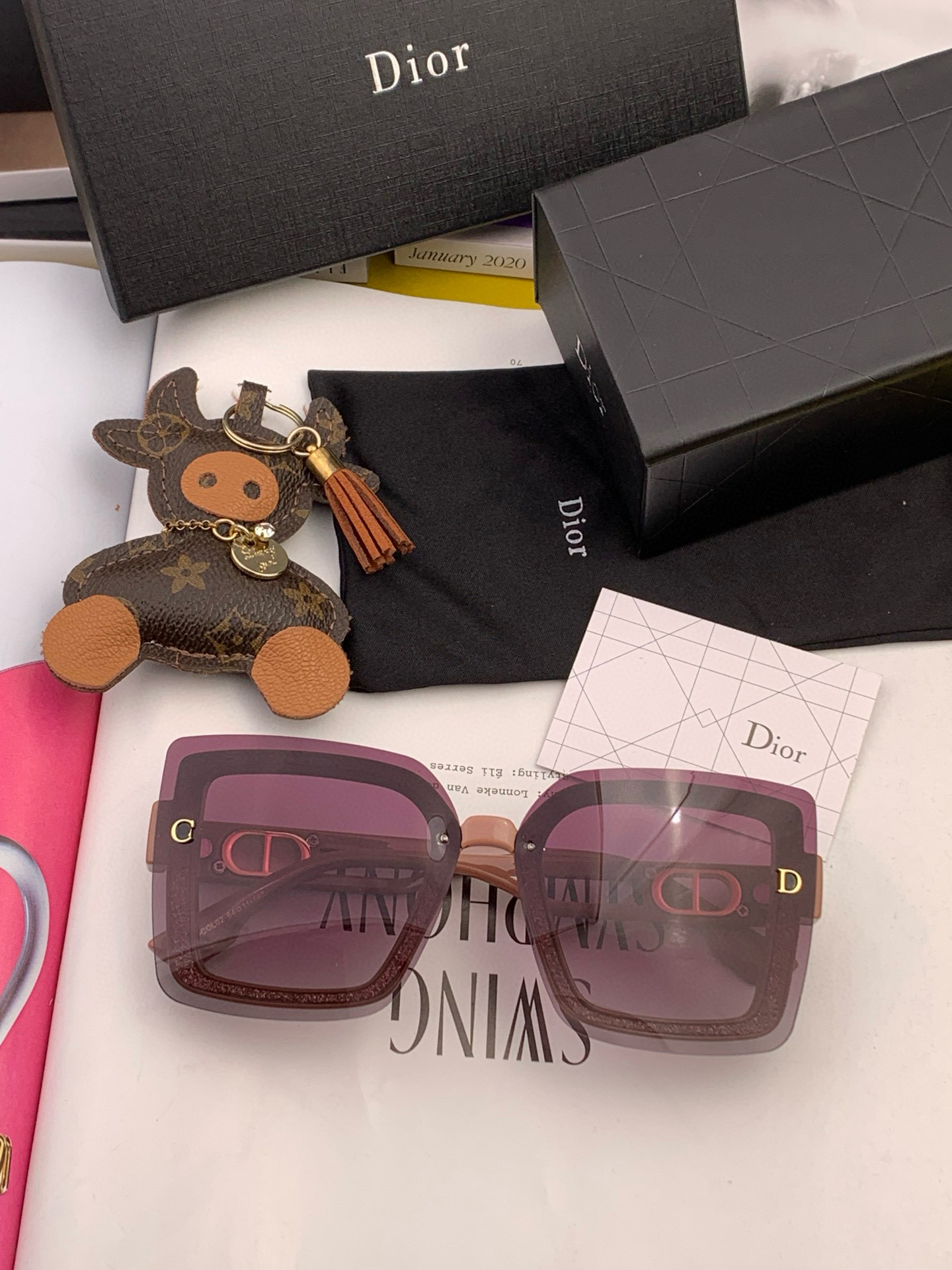   Dior2025新款偏光太阳镜 款式多 。经典的方框设计，不挑脸型，无论搭配大衣还是连衣裙都非常显气
