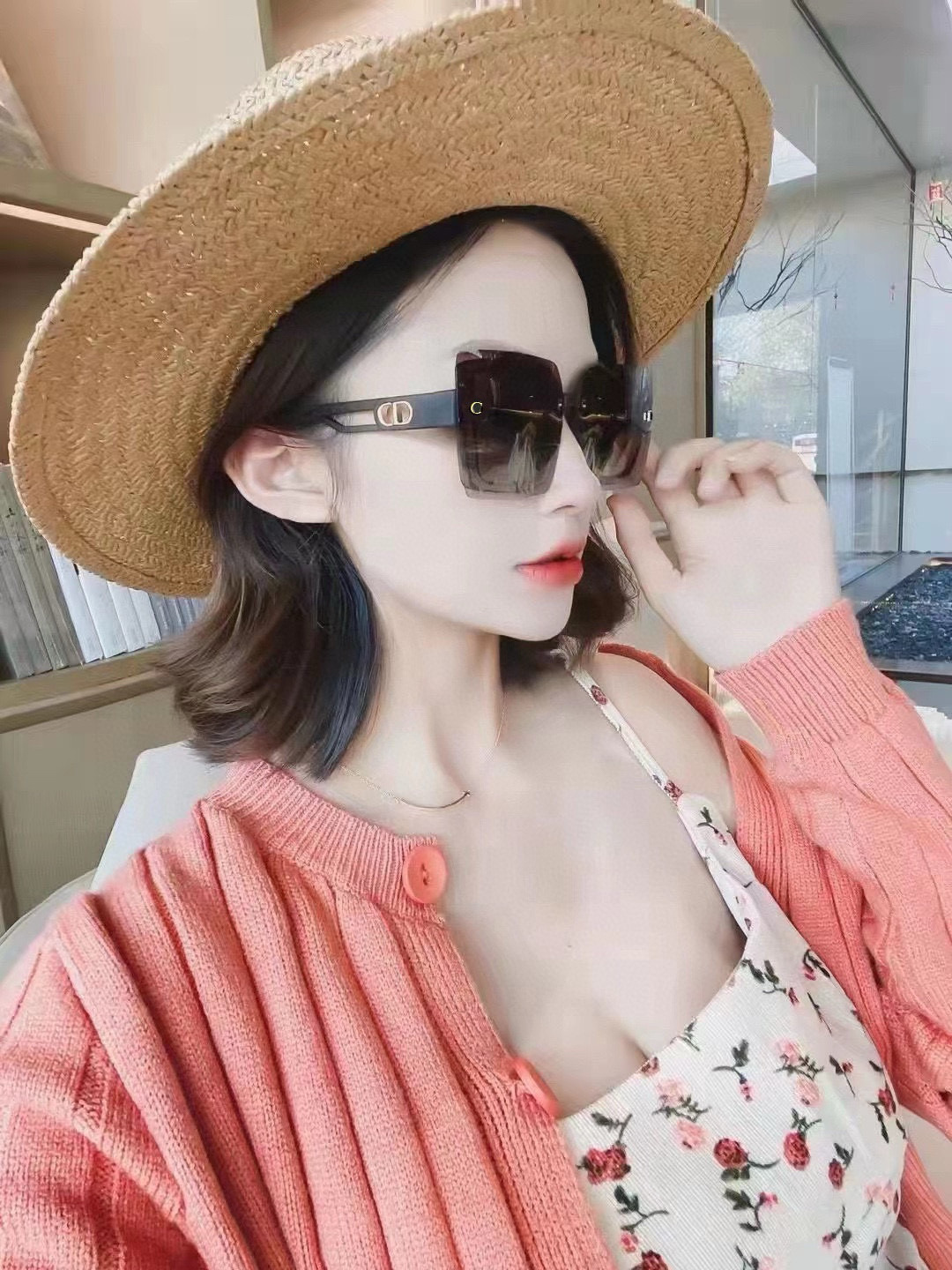   Dior2025新款偏光太阳镜 款式多 。经典的方框设计，不挑脸型，无论搭配大衣还是连衣裙都非常显气