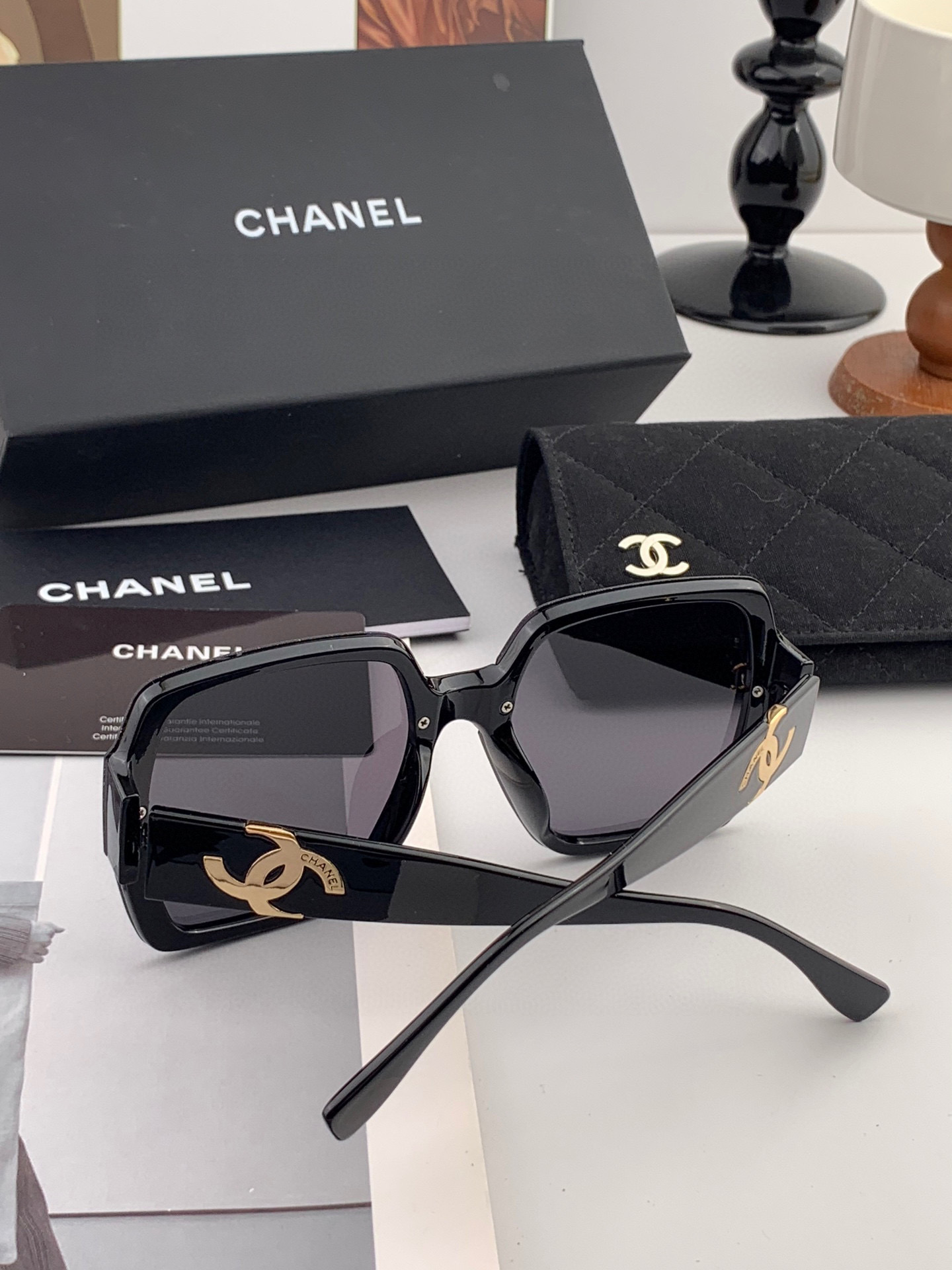    新品CHANEL 香奈儿太阳镜以独特魅力和前卫风格诠释春夏最新眼镜，质感超好佩带舒适 型号：CH8