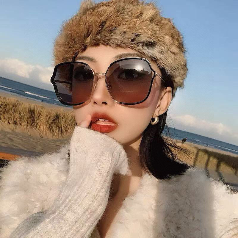   新品CHANEL 香奈儿太阳镜以独特魅力和前卫风格诠释春夏最新眼镜，质感超好佩带舒适 型号：CH83