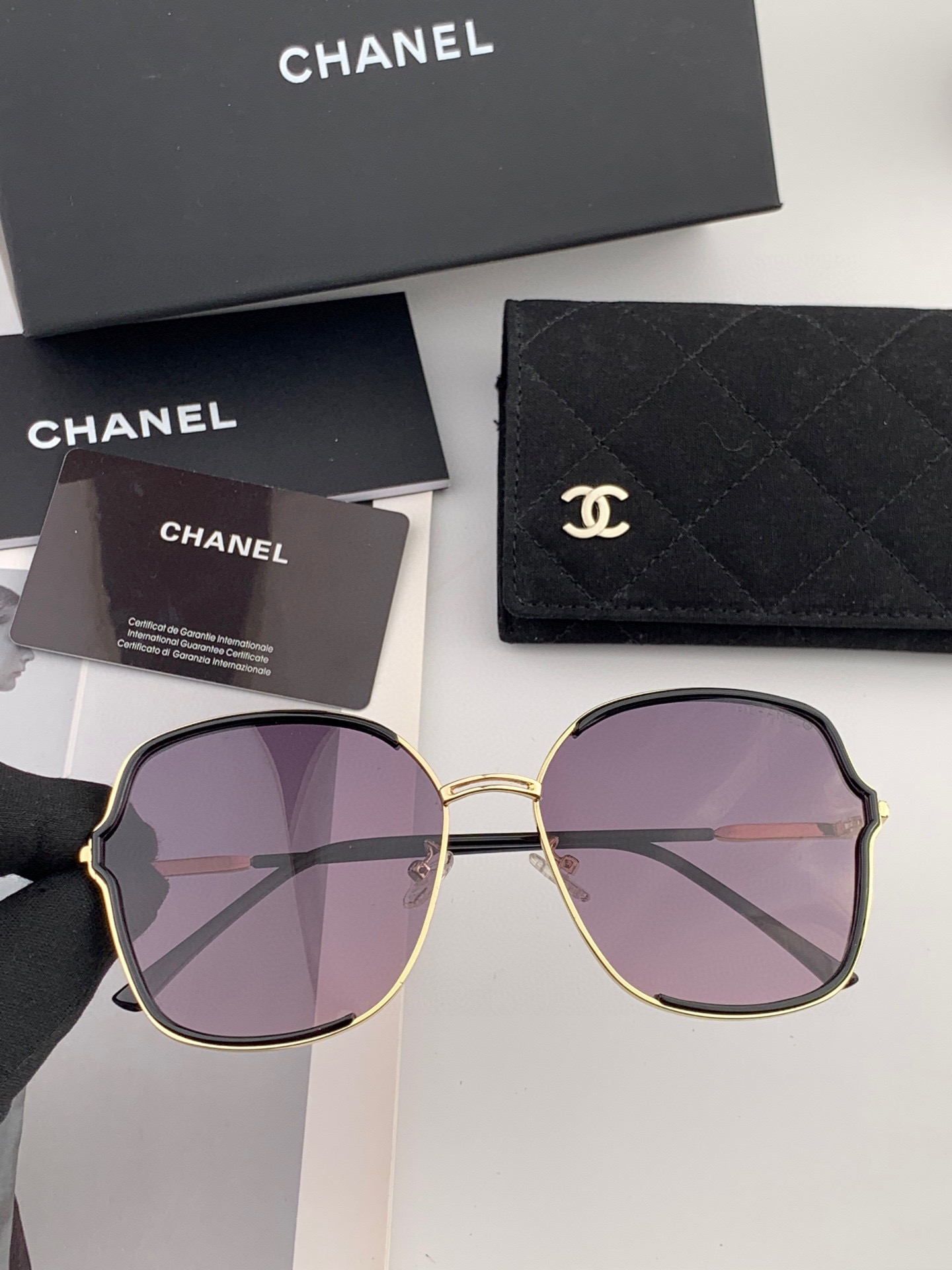   新品CHANEL 香奈儿太阳镜以独特魅力和前卫风格诠释春夏最新眼镜，质感超好佩带舒适 型号：CH83