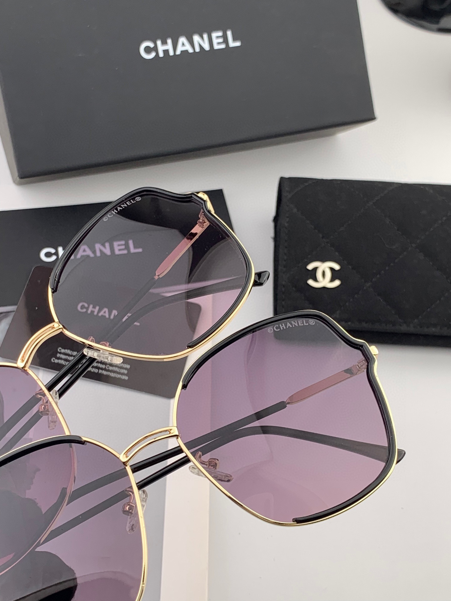   新品CHANEL 香奈儿太阳镜以独特魅力和前卫风格诠释春夏最新眼镜，质感超好佩带舒适 型号：CH83