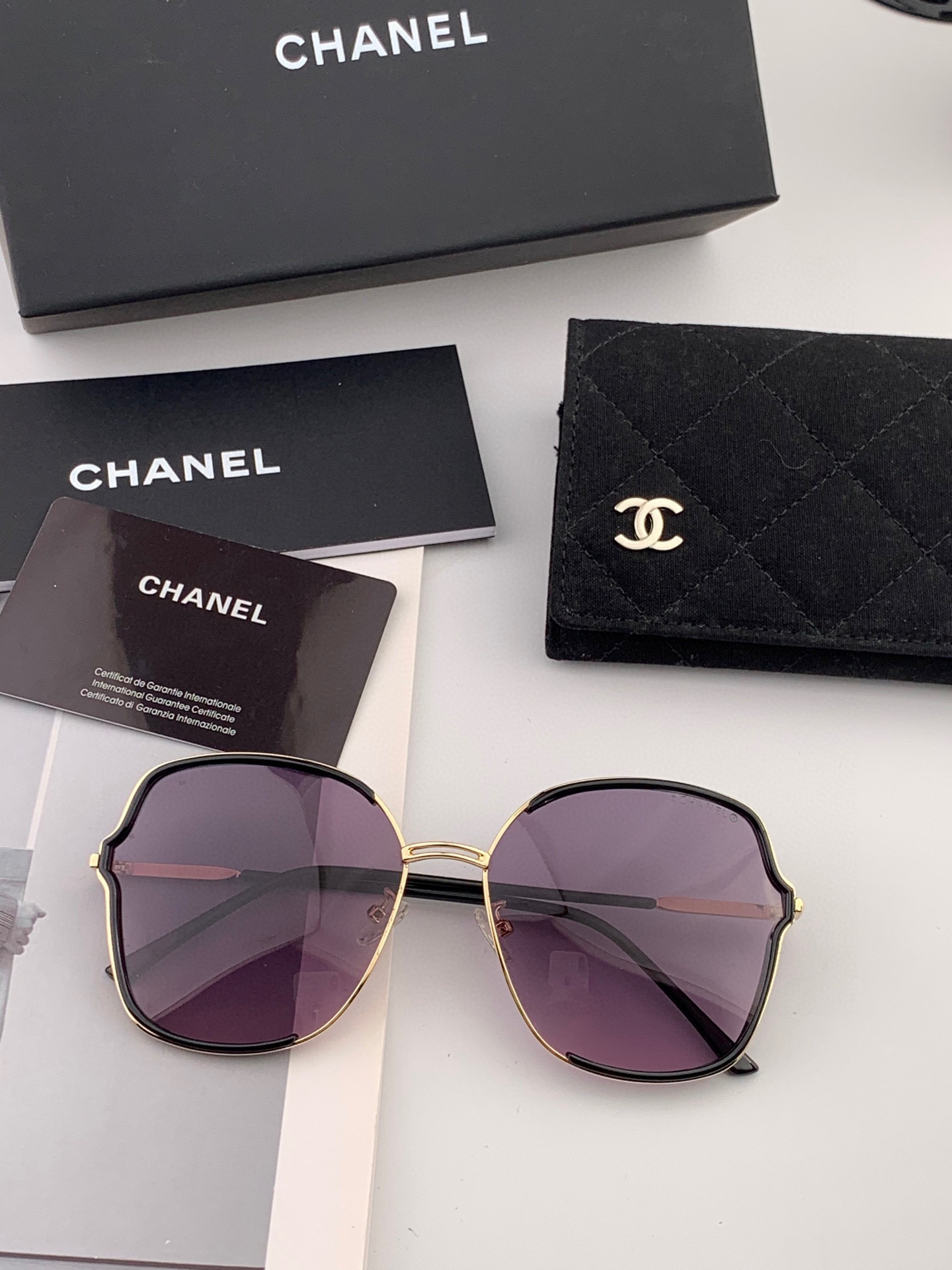   新品CHANEL 香奈儿太阳镜以独特魅力和前卫风格诠释春夏最新眼镜，质感超好佩带舒适 型号：CH83