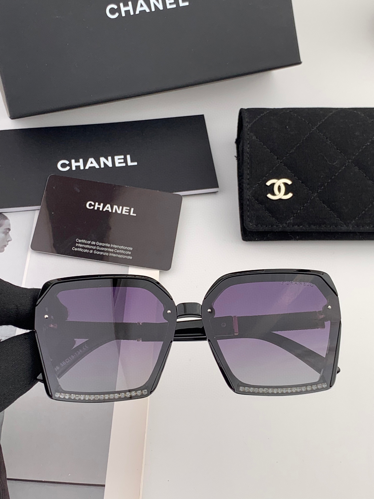 【CHANEL】香奈儿 2025新款潮流爆款 时尚方框太阳镜 佩戴舒适 网红潮款墨镜  ♥️♥️型号：