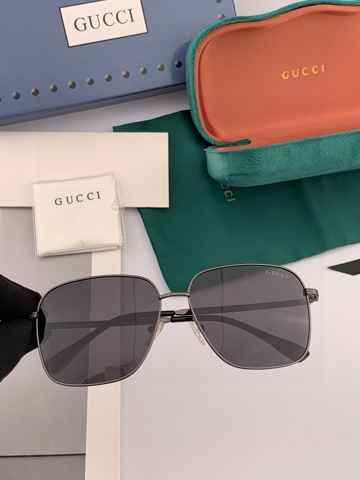   Gucci 。  高品质男女款墨镜   👍 进口宝丽来偏光镜片  。蛤蟆镜 开车钓鱼都可 。百搭显瘦