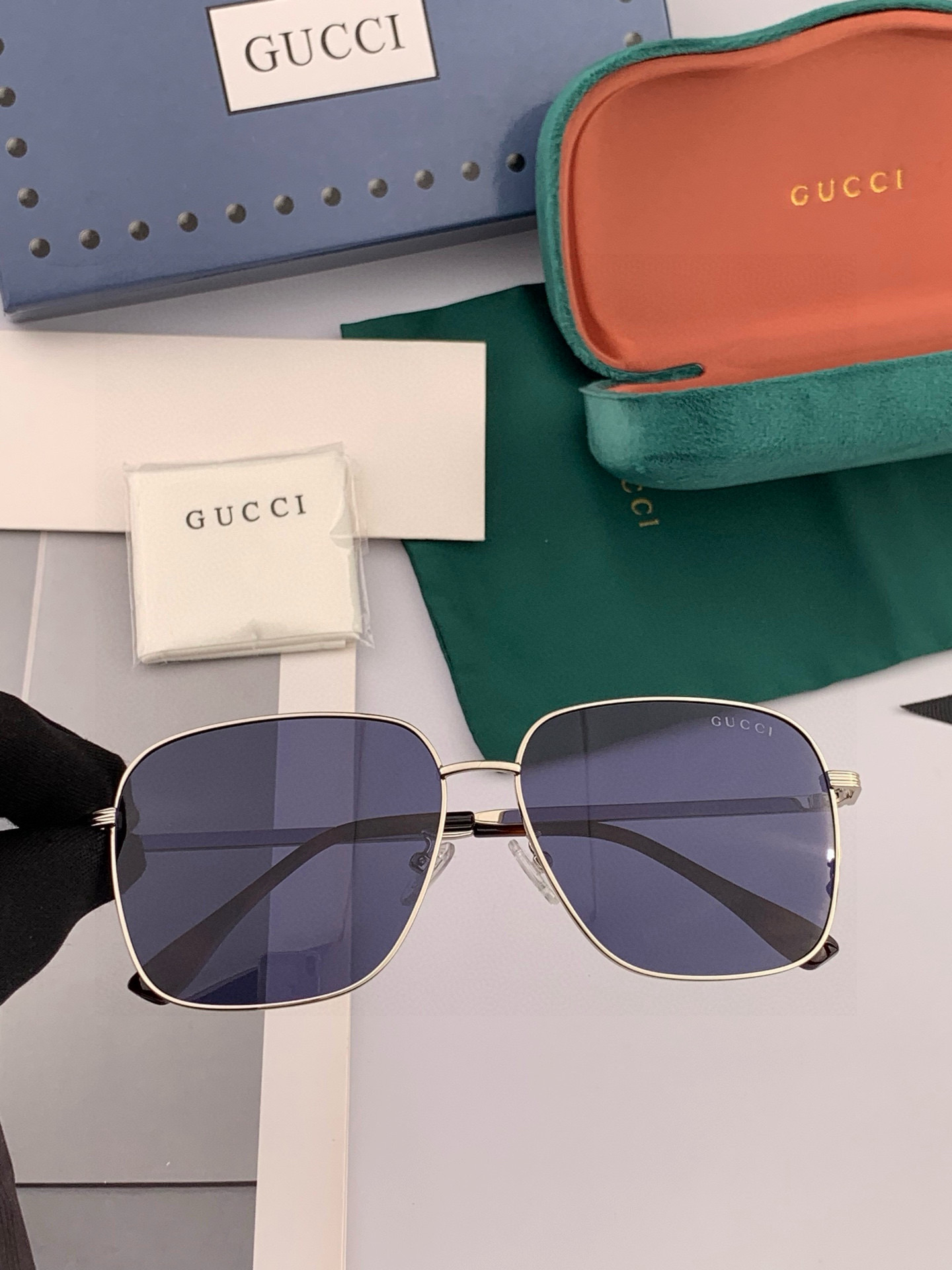   Gucci 。  高品质男女款墨镜   👍 进口宝丽来偏光镜片  。蛤蟆镜 开车钓鱼都可 。百搭显瘦
