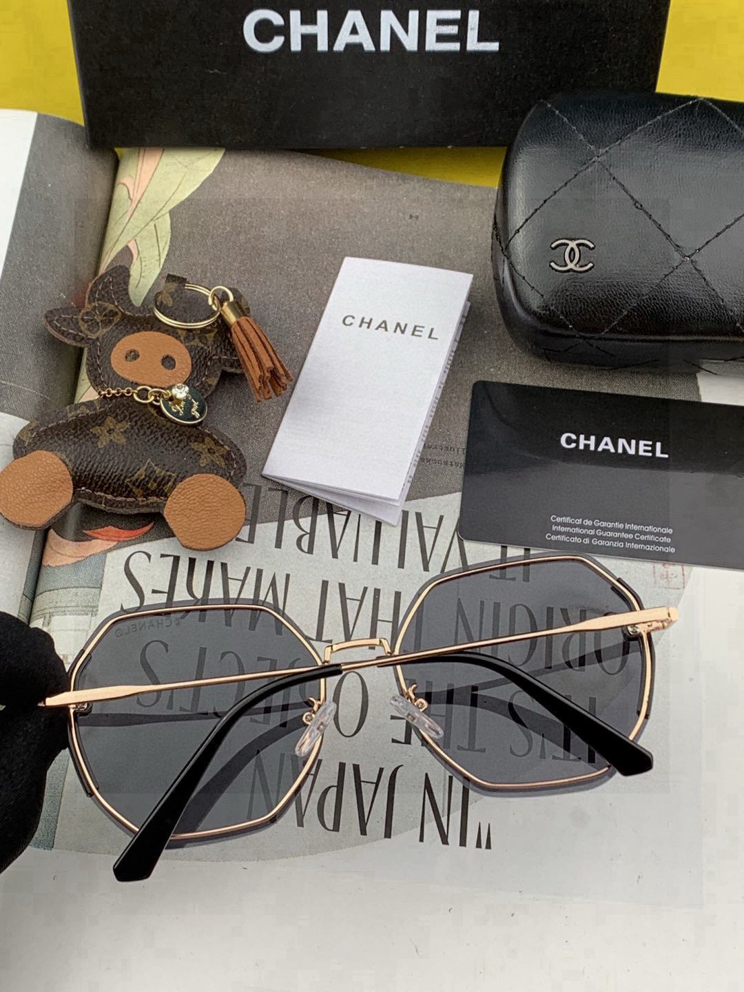    新品CHANEL 香奈儿太阳镜以独特魅力和前卫风格诠释春夏最新眼镜，质感超好佩带舒适 型号：CH0