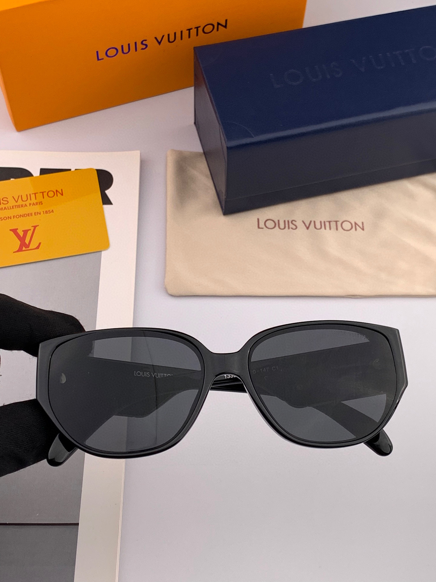   LV 2025新款女士方框太阳眼镜 开车墨镜 新款太阳镜  时尚大方 舒适轻盈 精致奢华 超轻 型号