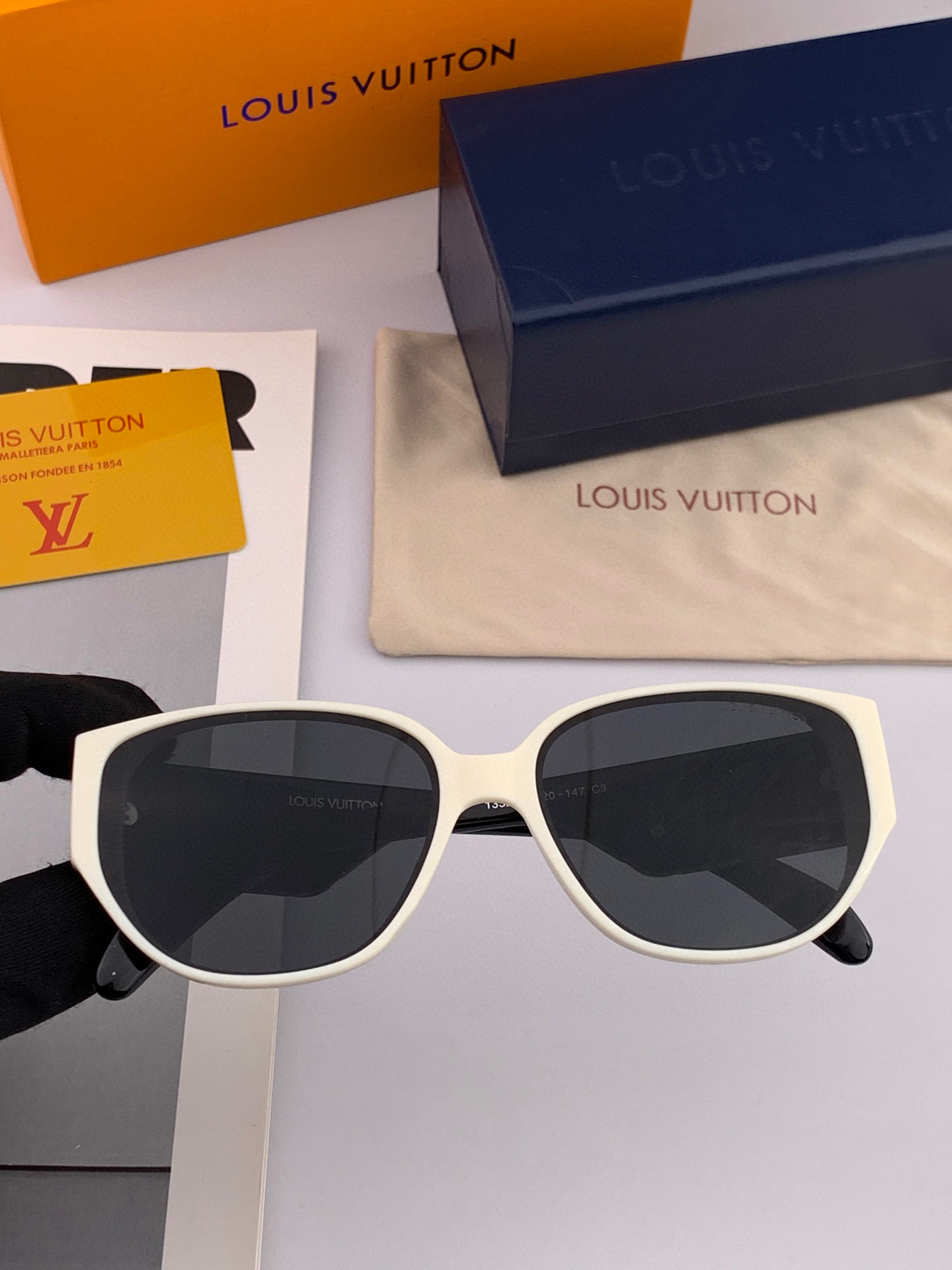   LV 2025新款女士方框太阳眼镜 开车墨镜 新款太阳镜  时尚大方 舒适轻盈 精致奢华 超轻 型号