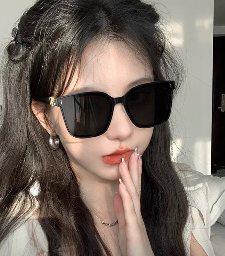  🎈原版出货 巴宝莉网红超爆款💙经典奢华全球风强酷亲亲 时尚方框太阳镜得意 气质非凡😄 经典大框款式太阳