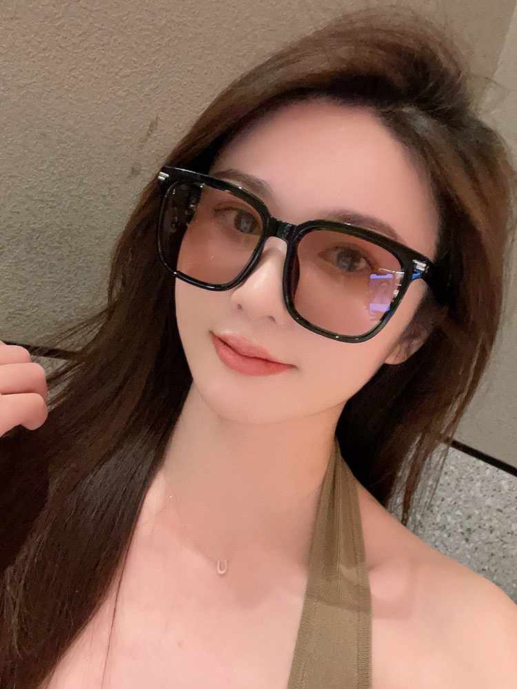   超好看 潮酷【GUCCI】古驰 新款款太阳镜以独特魅力和前卫风格诠释春夏最新眼镜，以方框设计，中梁连