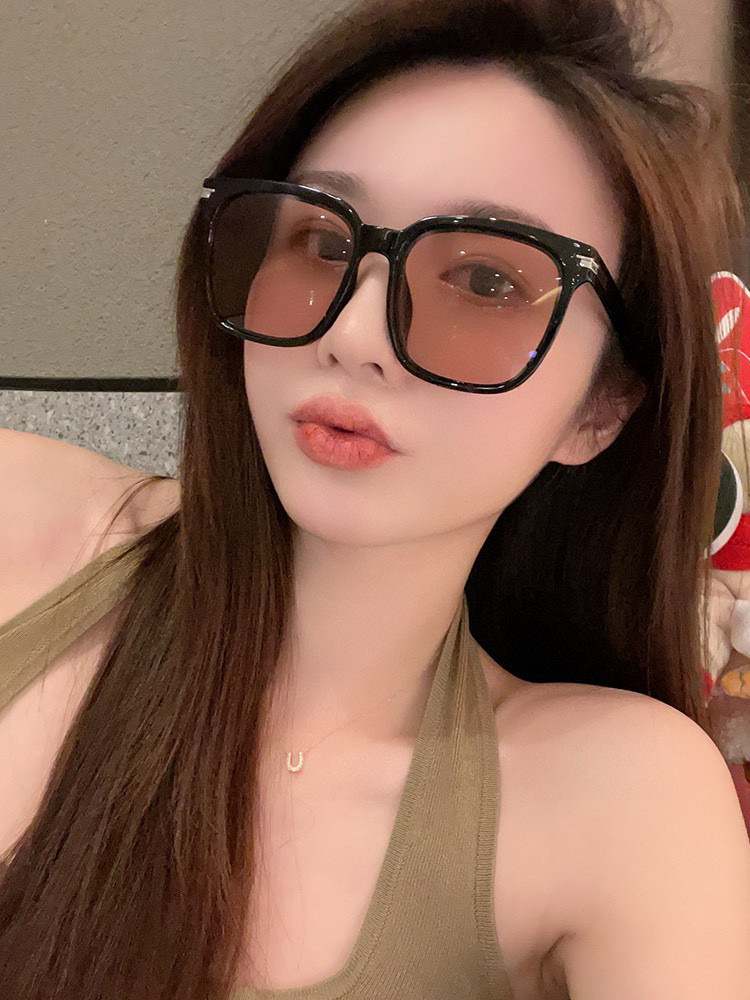   超好看 潮酷【GUCCI】古驰 新款款太阳镜以独特魅力和前卫风格诠释春夏最新眼镜，以方框设计，中梁连