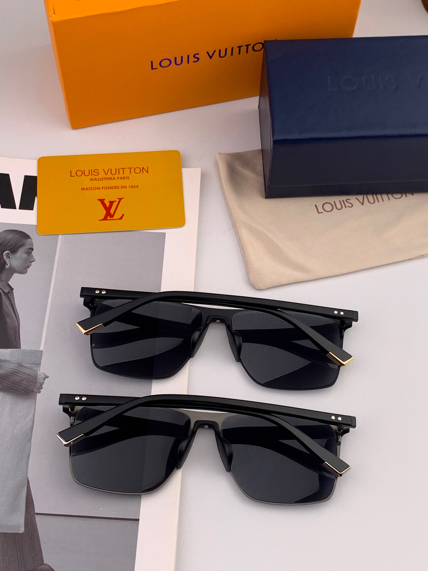       LV 男款炫彩飞行员偏光太阳镜 ❤️材质：高清尼龙加厚卡槽高清偏光镜片 🌹无边框镜架💕颜👍型