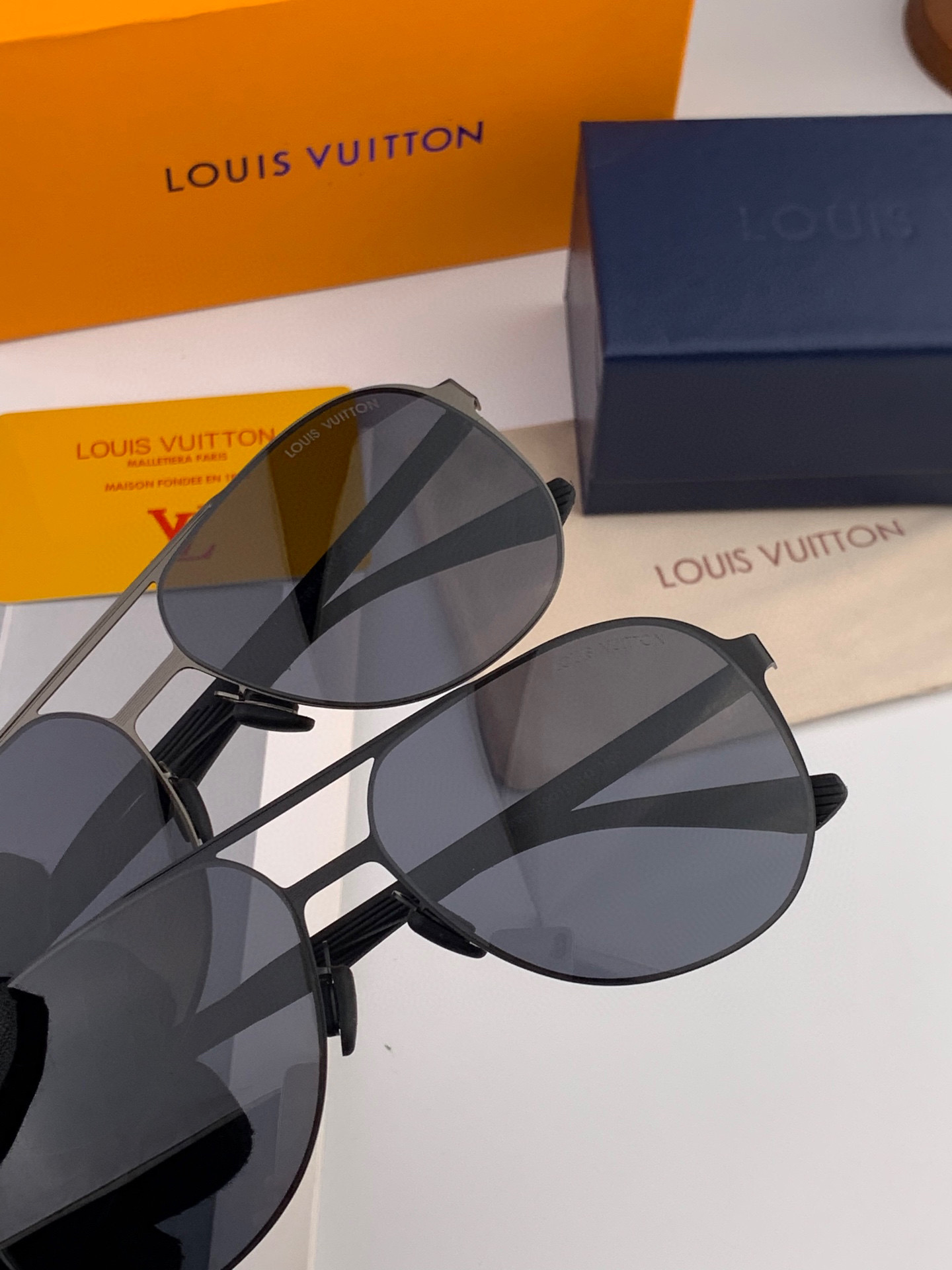       LV 男款炫彩飞行员偏光太阳镜 ❤️材质：高清尼龙加厚卡槽高清偏光镜片 🌹无边框镜架💕颜👍型