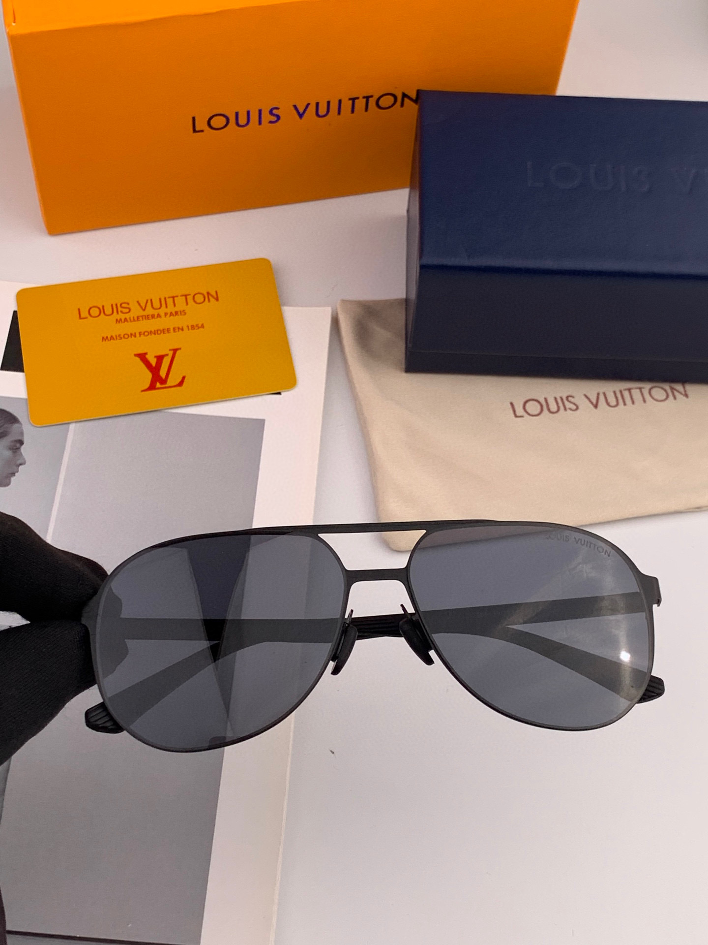       LV 男款炫彩飞行员偏光太阳镜 ❤️材质：高清尼龙加厚卡槽高清偏光镜片 🌹无边框镜架💕颜👍型