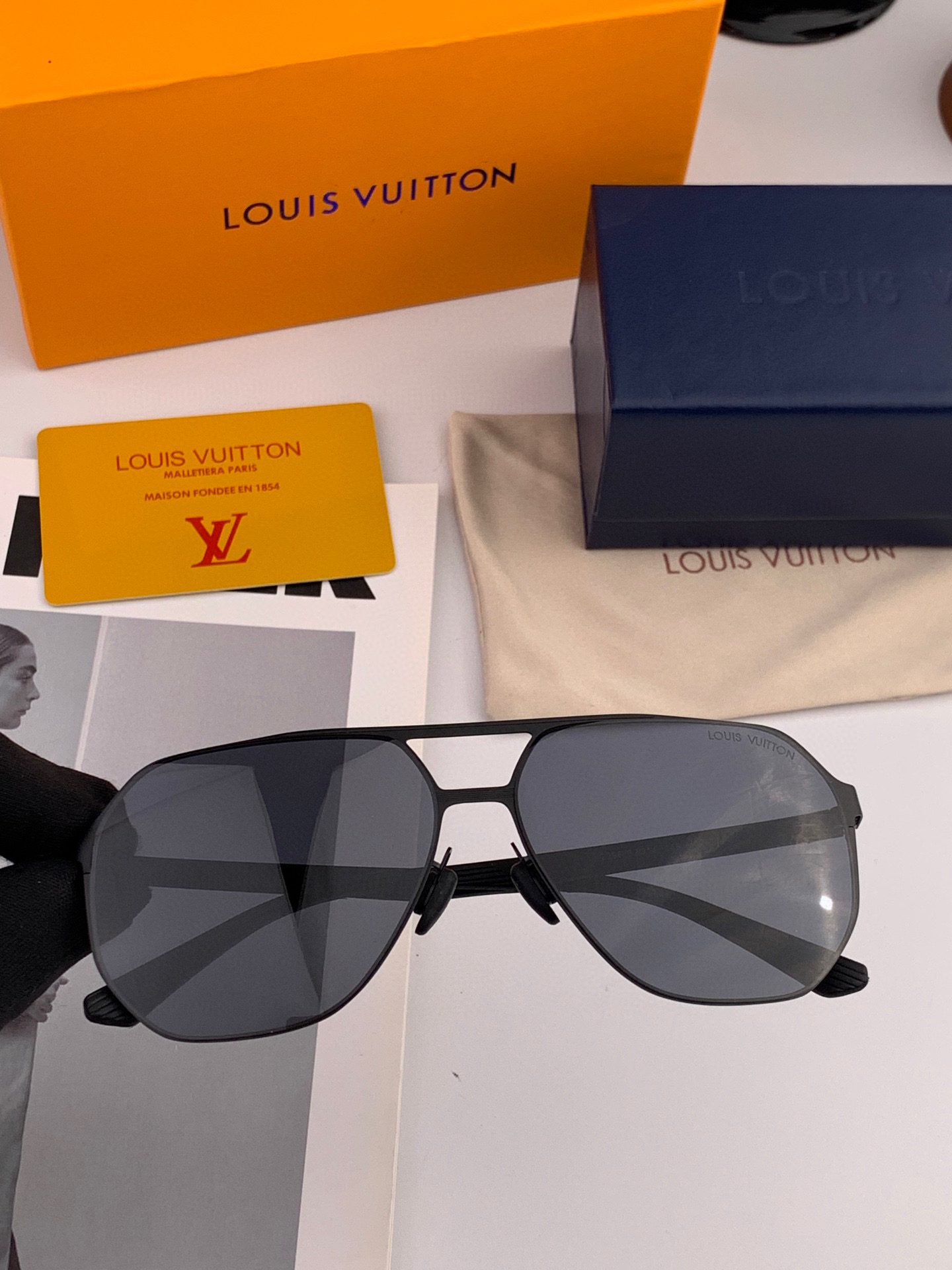       LV 男款炫彩飞行员偏光太阳镜 ❤️材质：高清尼龙加厚卡槽高清偏光镜片 🌹无边框镜架💕颜👍型