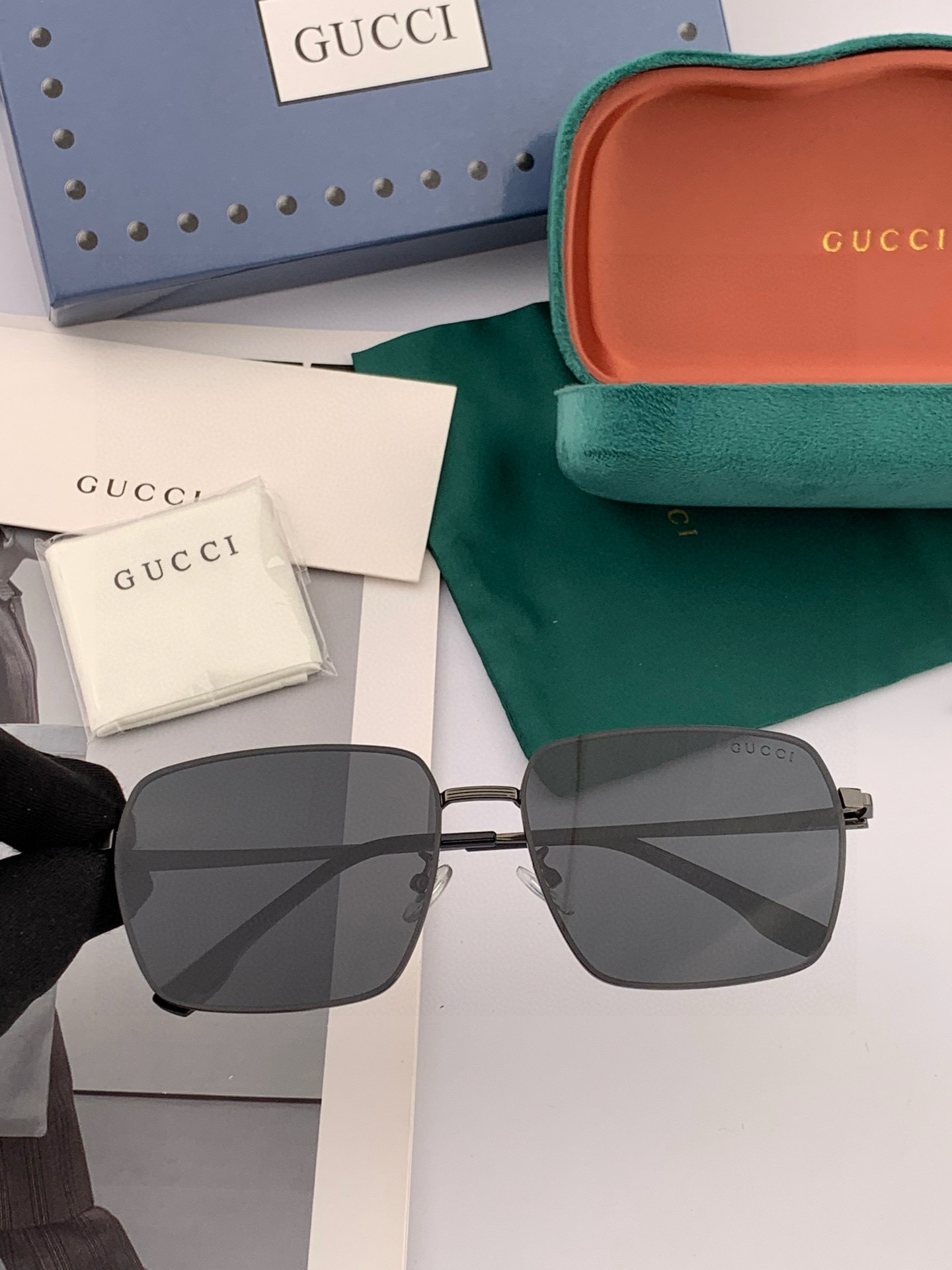        GUCCI 男款炫彩飞行员偏光太阳镜 ❤️材质：高清尼龙加厚卡槽高清偏光镜片 🌹无边框镜架