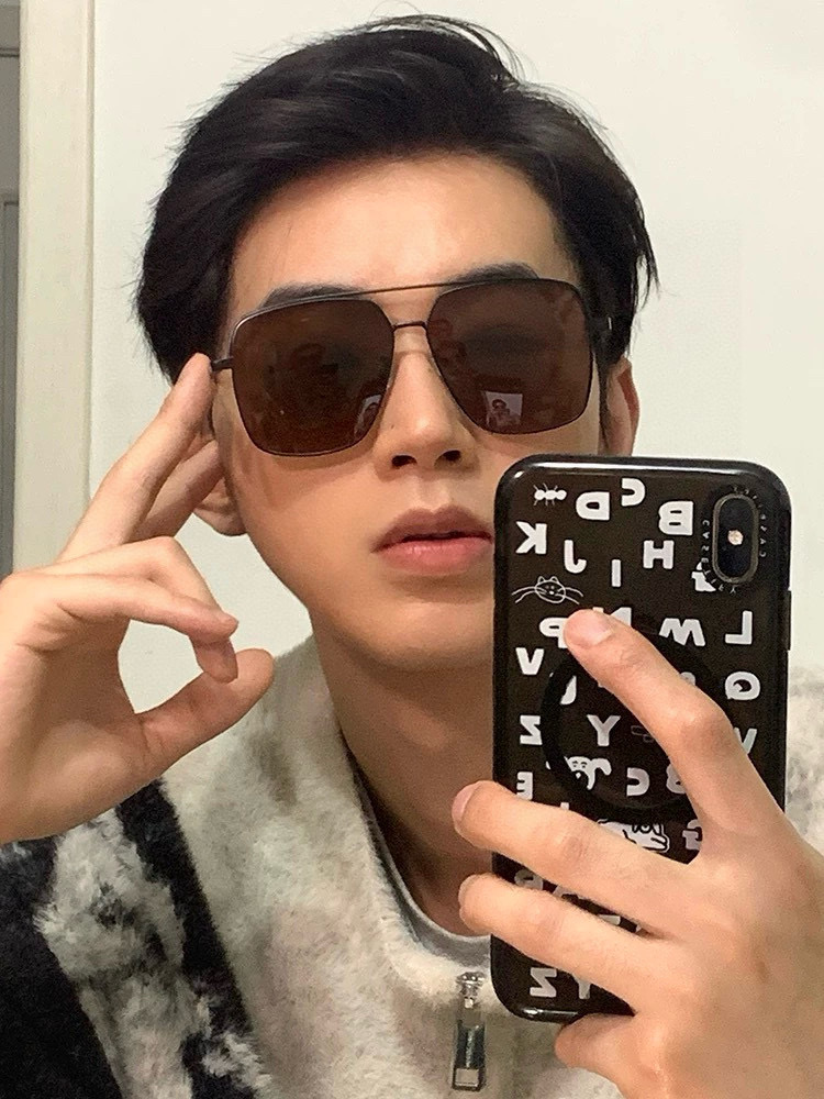       LV 男款炫彩飞行员偏光太阳镜 ❤️材质：高清尼龙加厚卡槽高清偏光镜片 🌹无边框镜架💕颜👍型