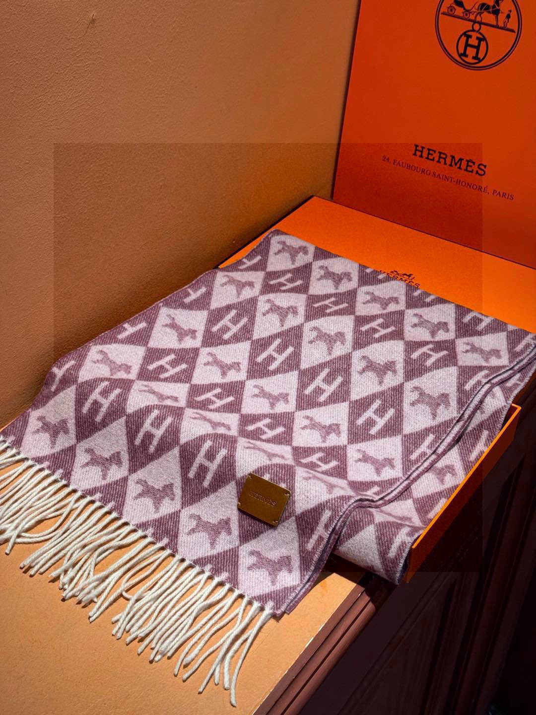 Elegant Cashmere Scarf with 'H' Horse Motif - Soft, Warm, and Stylish 6 i1752071653266 3631 0 4