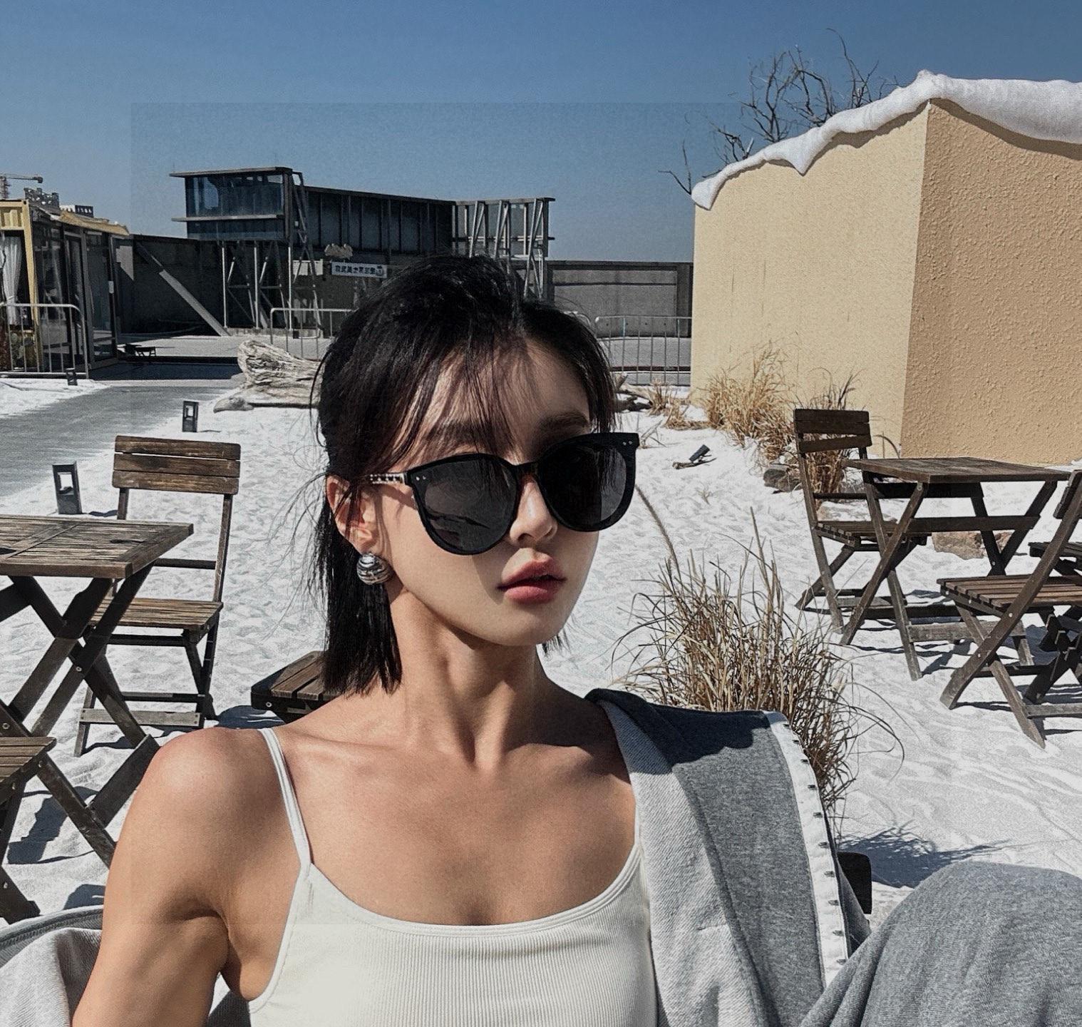  香奈儿2025 开春新款大框太阳镜男女同款 😎 
爆款大框尼龙太阳镜 超逼格超酷 
镜腿品牌设计感强 