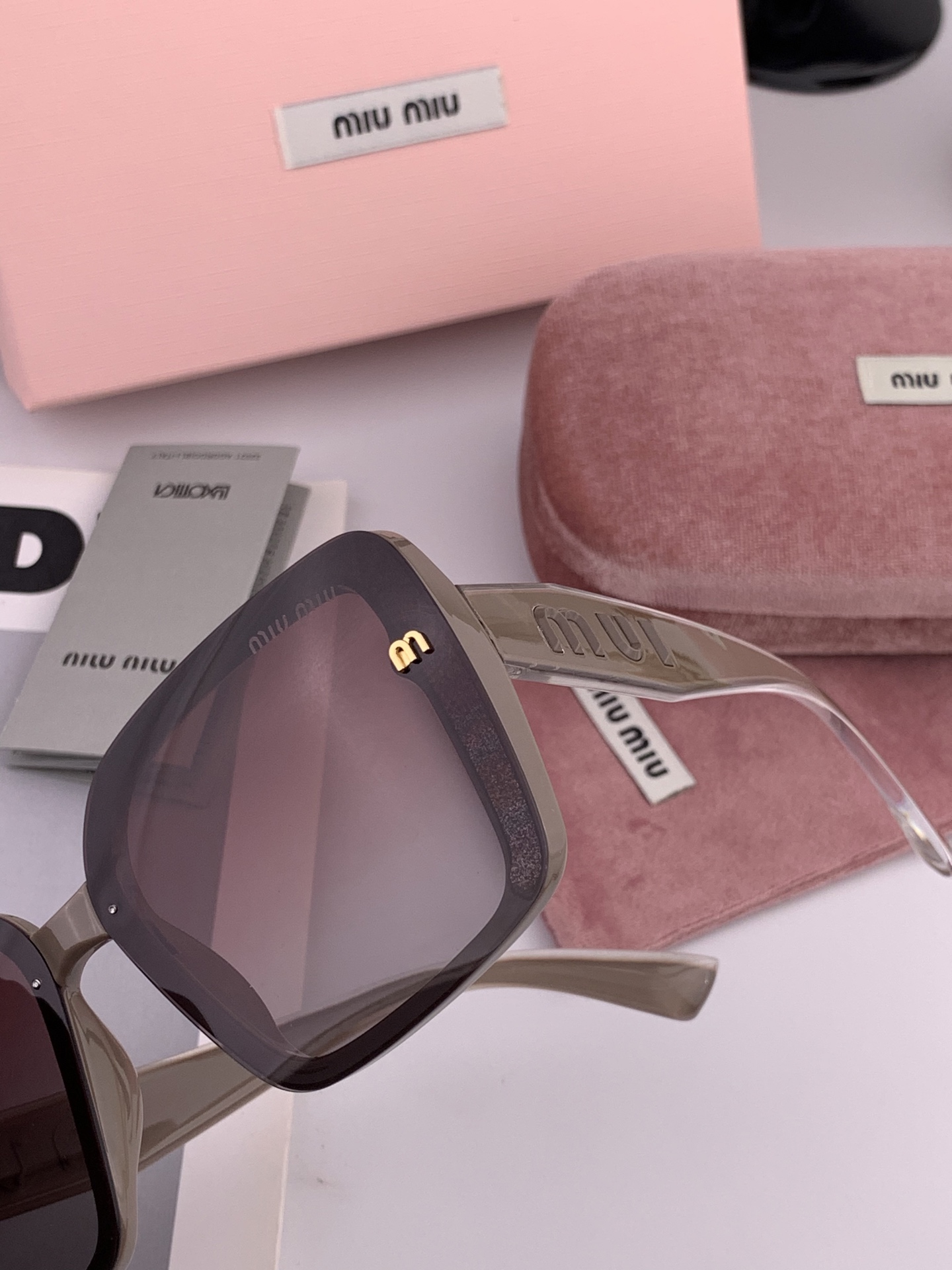   MIUMIU/缪缪🖇🖇2025🌟闪耀新款璀璨登台 ❤❤太阳镜潮品 精致个性设计简约时尚 专柜品质值得