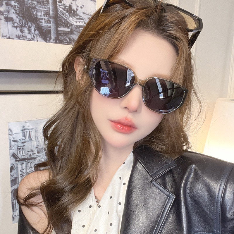 NO:366567,Gucci's classic small frame design, not picky about face shape, it looks very elegant whether it is matched with a coat or a dress, nylon polarized lenses prevent UV rays Model G15503 glasses sunglasses sunglasses, glasses, gucci, skirts19860909Gucci经典的小框设计,不挑脸型,无论搭配大衣还是连衣裙都非常显气质尼龙偏光镜片预防紫外线 型号G15503眼镜墨镜太阳镜,眼镜,gucci,skirts,glasses