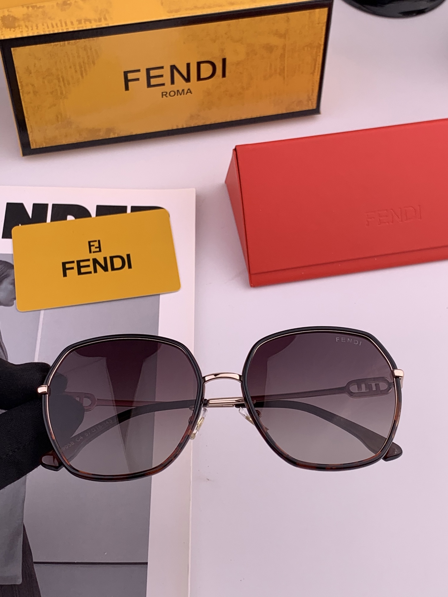 🔺 【芬迪】2025开春新款 潮流爆款 时尚方框偏光太阳镜 高品质 佩戴舒适 网红潮款墨镜 女士高清偏光