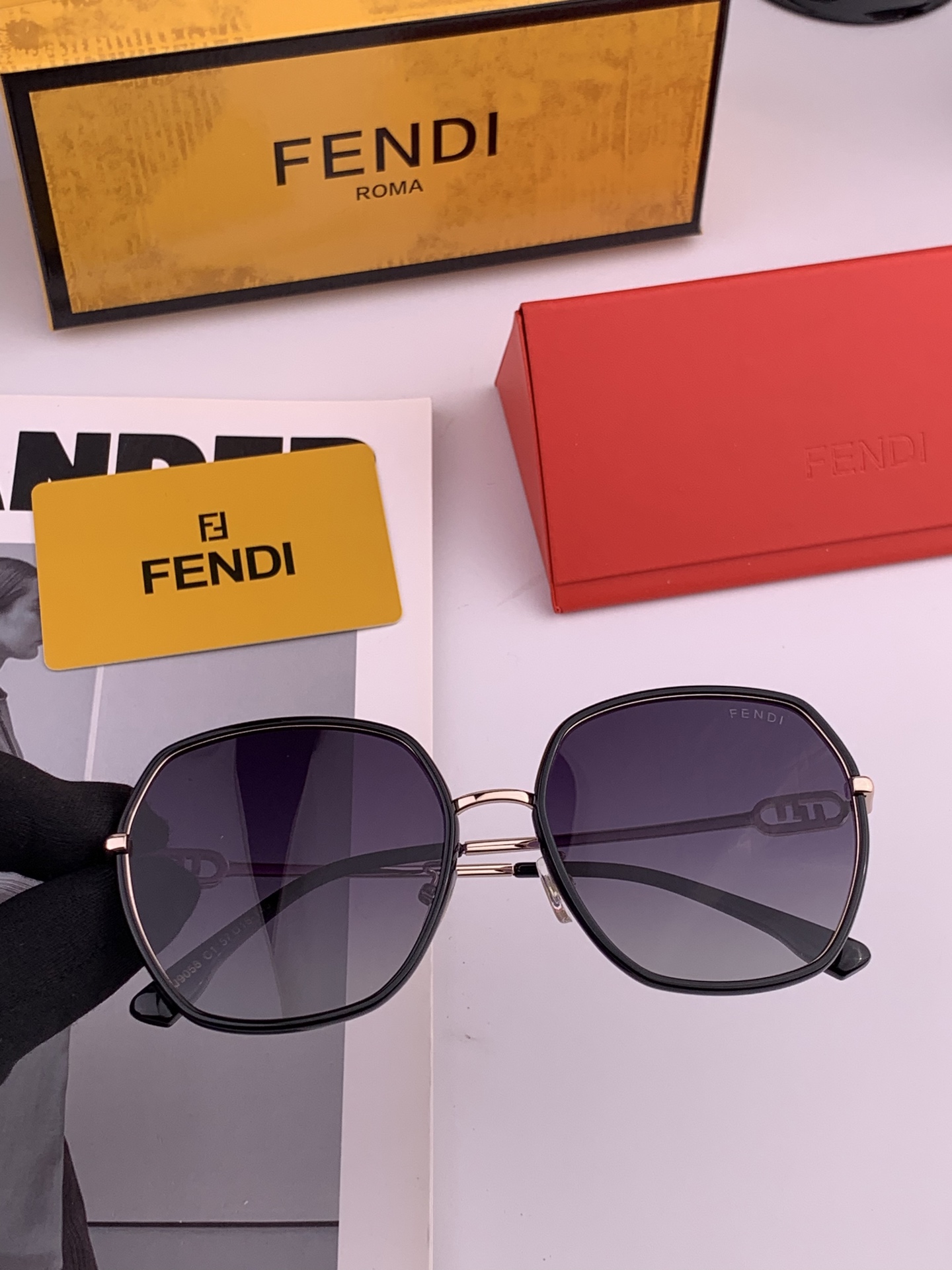 🔺 【芬迪】2025开春新款 潮流爆款 时尚方框偏光太阳镜 高品质 佩戴舒适 网红潮款墨镜 女士高清偏光