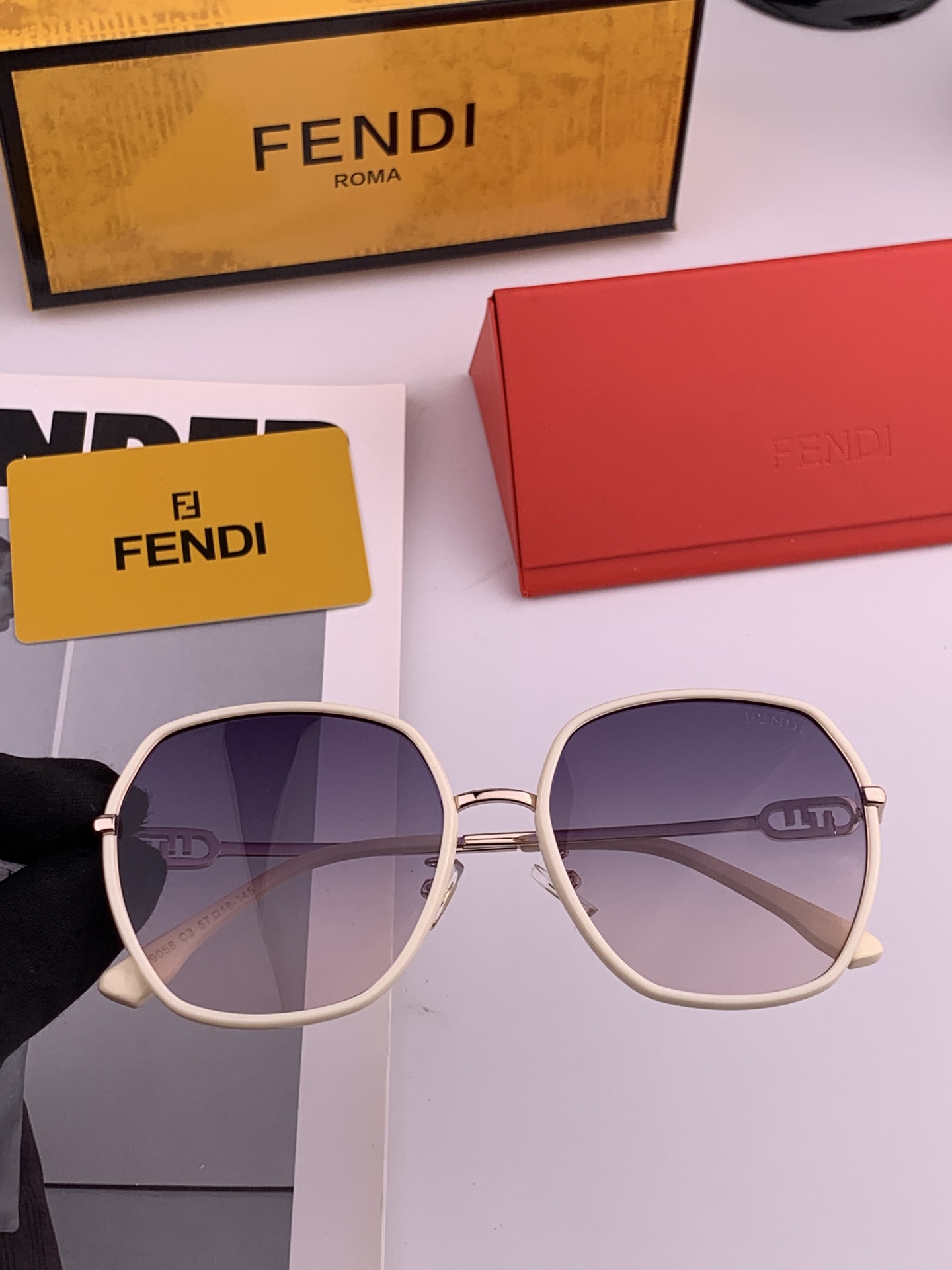 🔺 【芬迪】2025开春新款 潮流爆款 时尚方框偏光太阳镜 高品质 佩戴舒适 网红潮款墨镜 女士高清偏光