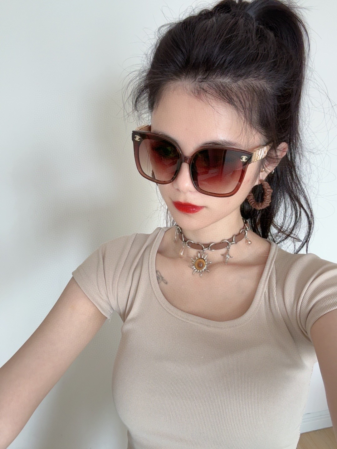 NO:366593,Chanel large frame sunglasses sunglasses classic square frame design, not picky about face shape, it looks very elegant whether it is matched with a coat or a dress, polarized lenses prevent UV rays Model CH8899 glasses sunglasses, glasses, chanel, skirts19860909Chanel大框太阳镜墨镜 经典的方框设计,不挑脸型,无论搭配大衣还是连衣裙都非常显气质偏光镜片预防紫外线 型号CH8899眼镜墨镜太阳镜,眼镜,chanel,skirts,glasses