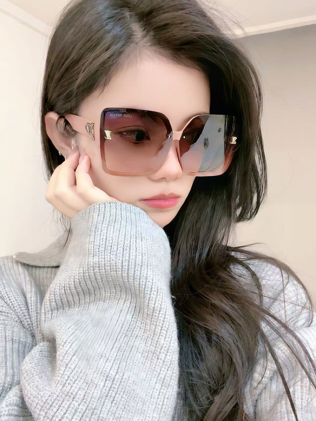 NO:366627,LV large frame sunglasses sunglasses classic square frame design, not picky about face shape, it shows temperament and prevents UV rays whether paired with a coat or a dress. Model model L3230 glasses sunglasses sunglasses, glasses, louis vuitton, skirts19860909lv大框太阳镜墨镜经典的方框设计,不挑脸型,无论搭配大衣还是连衣裙都非常显气质预防紫外线 型号型号L3230眼镜墨镜太阳镜,眼镜,louis vuitton,skirts,glasses