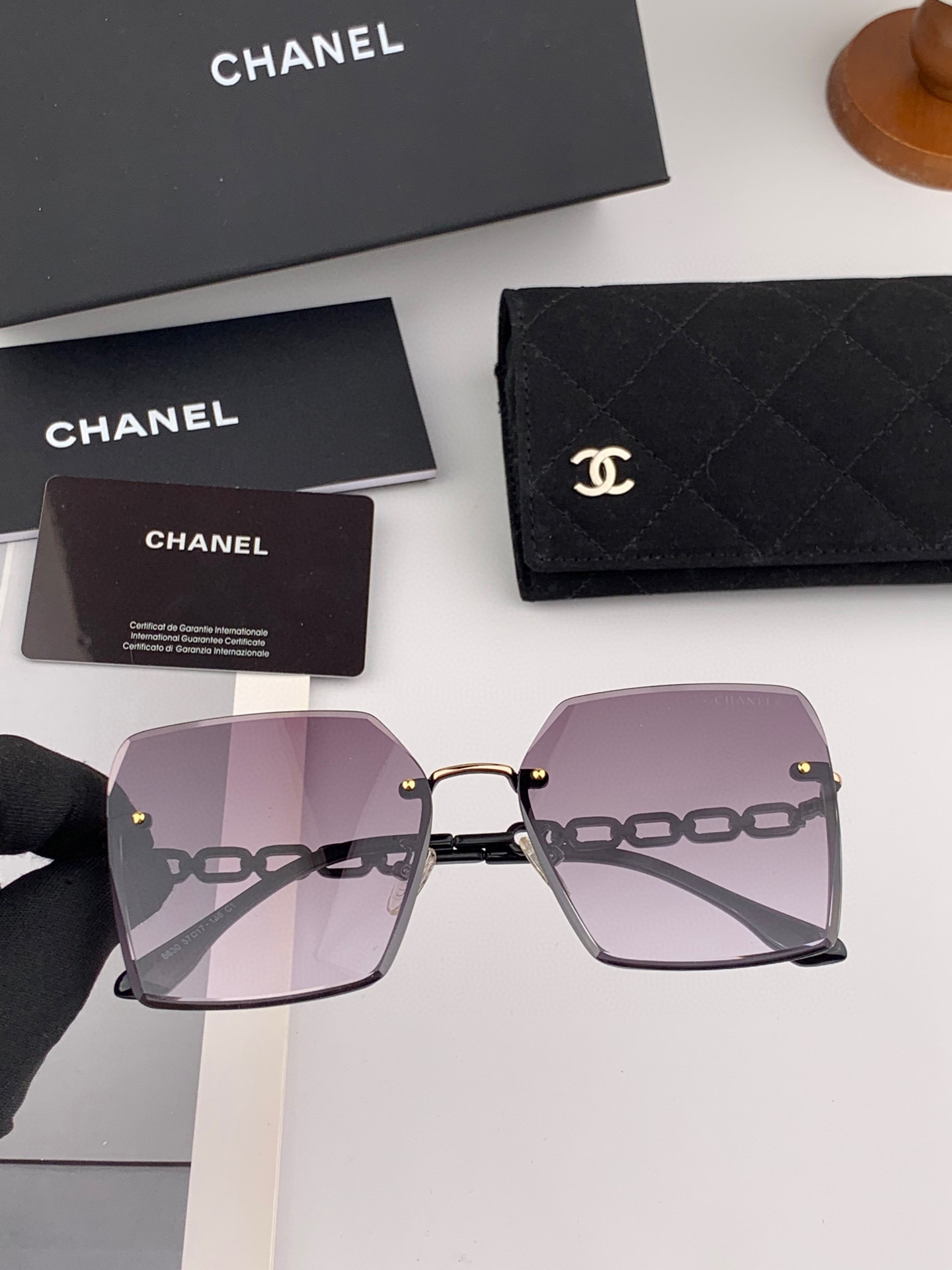 Chanel’s New Nylon Light Glasses: Frameless Diamonds, High Quality, Airy Woman. Model CH0663. - 图片 3