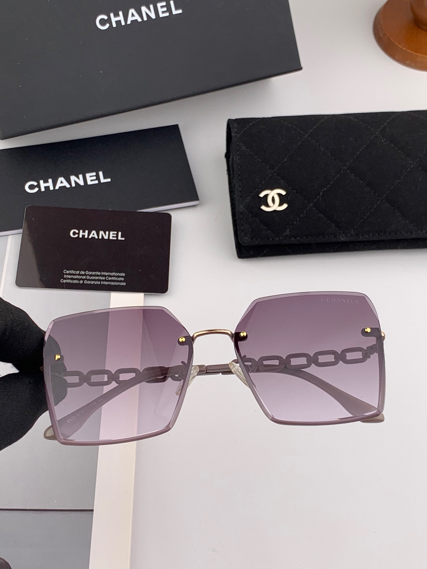 Chanel’s New Nylon Light Glasses: Frameless Diamonds, High Quality, Airy Woman. Model CH0663. - 图片 4