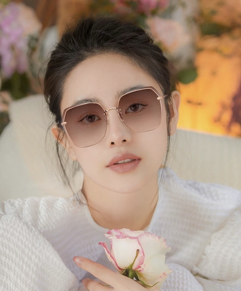 Chanel’s New Nylon Light Glasses with Frameless Diamonds for Quality Women. - 图片 2