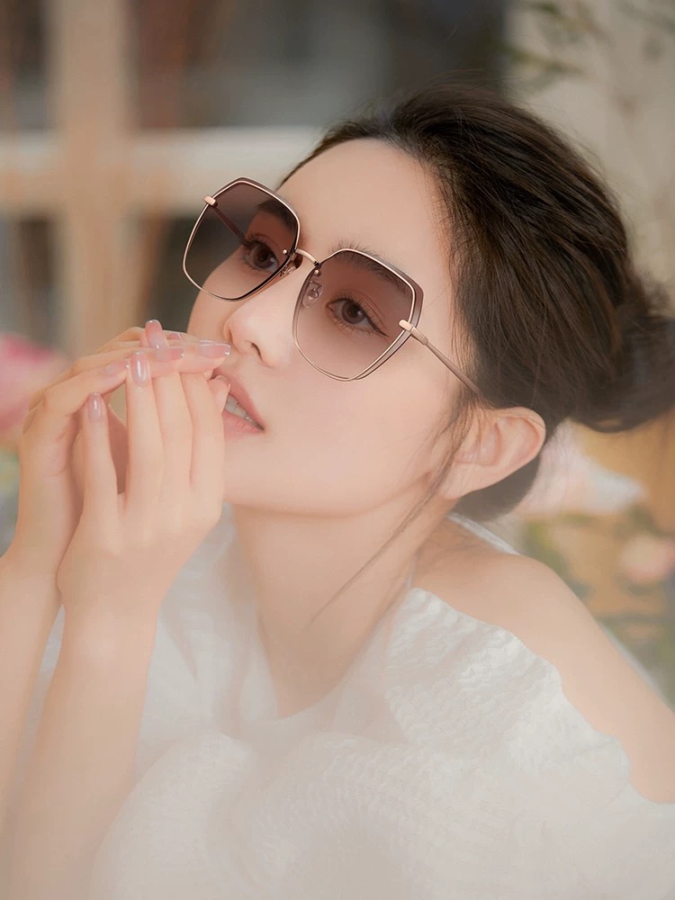 Chanel’s New Nylon Light Glasses with Frameless Diamonds for Quality Women. - 图片 1