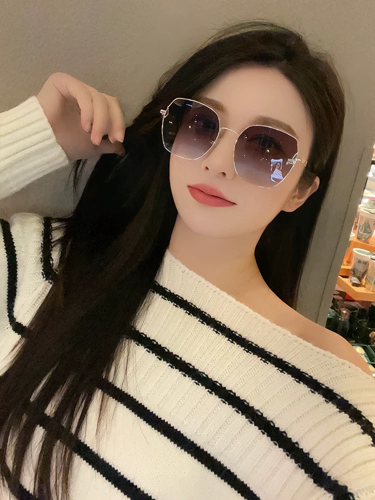    新品CHANEL 香奈儿太阳镜以独特魅力和前卫风格诠释春夏最新眼镜，质感超好佩带舒适 型号：CH9