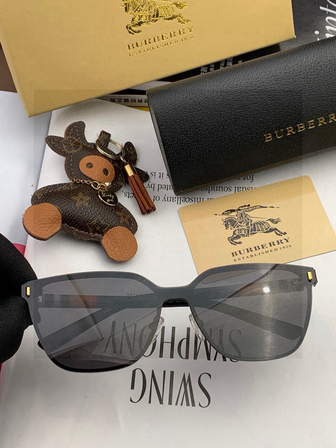   巴宝莉  新款连体驶驾镜墨镜出行必众备多明星同款 太阳镜 男女太士阳镜飞行  型号：B8809