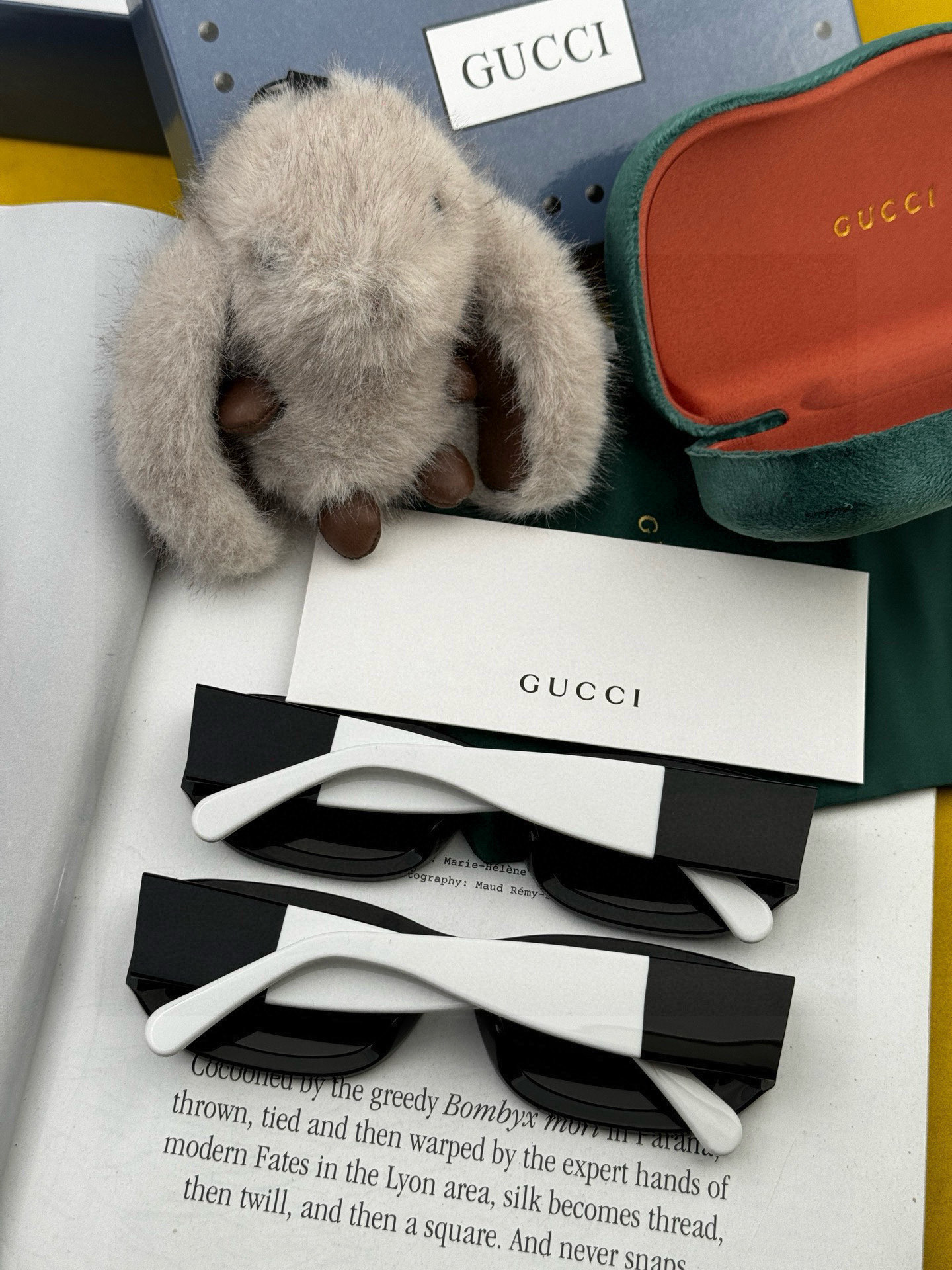   GUCCI2025开春新款一体镜 大框太阳镜男女同款 😎 
爆款小框尼龙太阳镜 超逼格超酷 
镜腿品